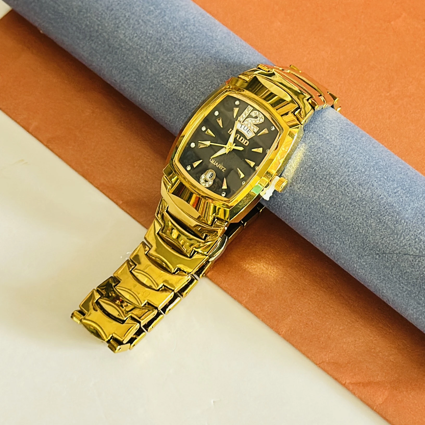 Gold toned men's quartz analog watch