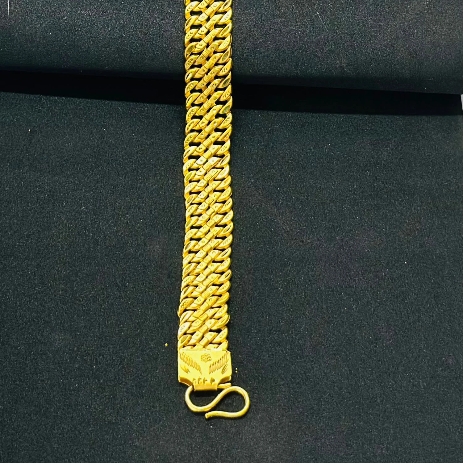 Man’s Breslet’s golden