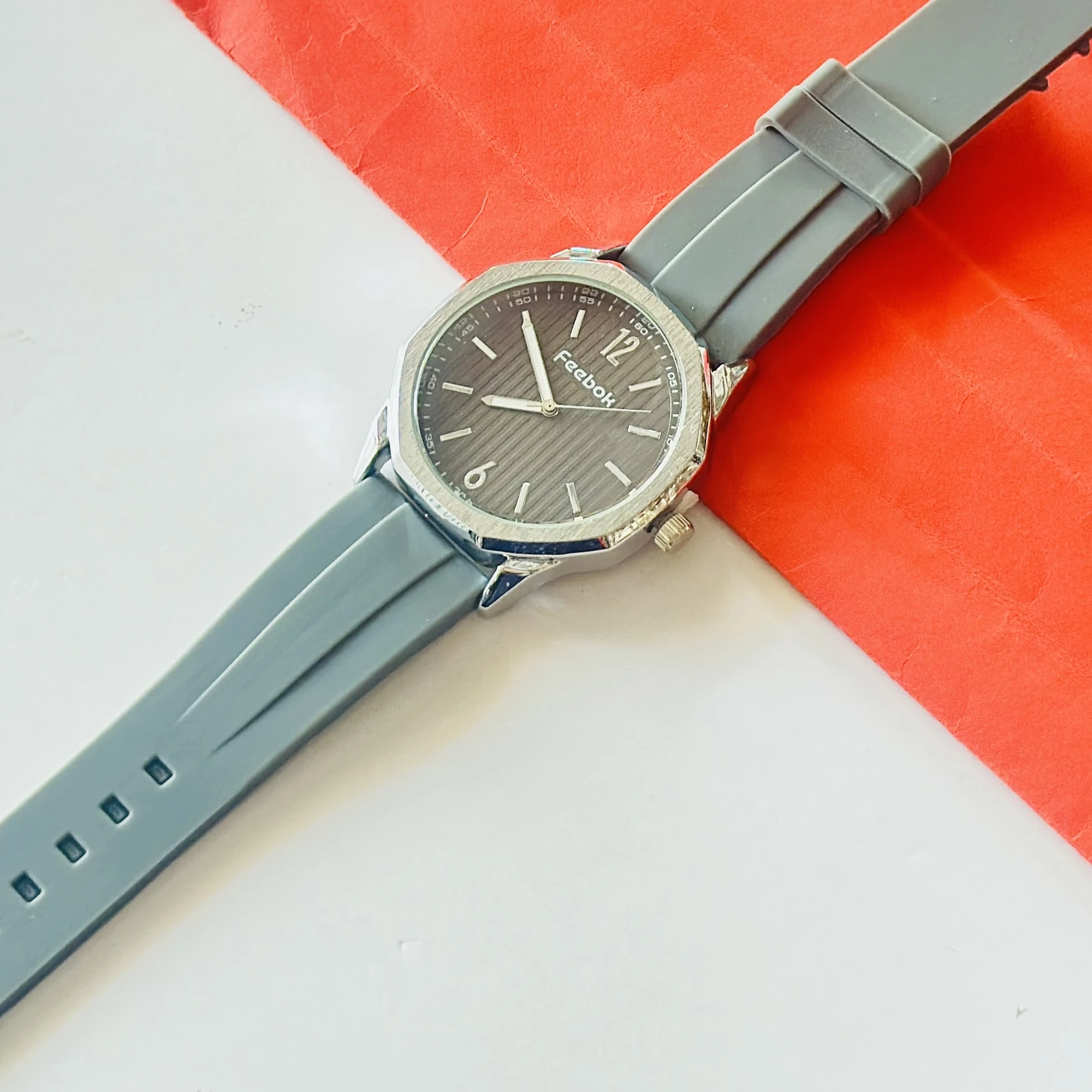 Quartz analog watch with a grey silicone strap,