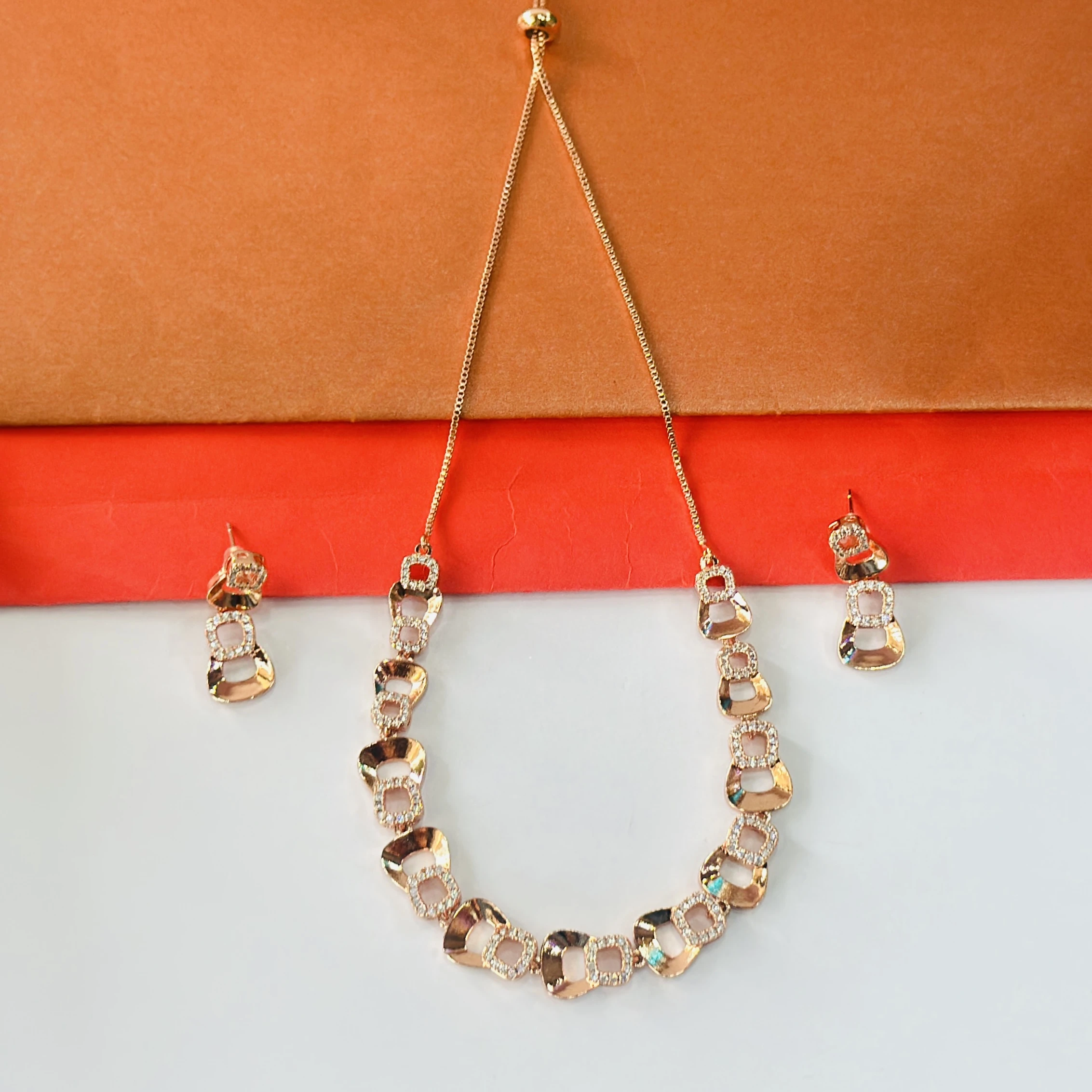 jewellery set consisting of a necklace and a pair of earrings.