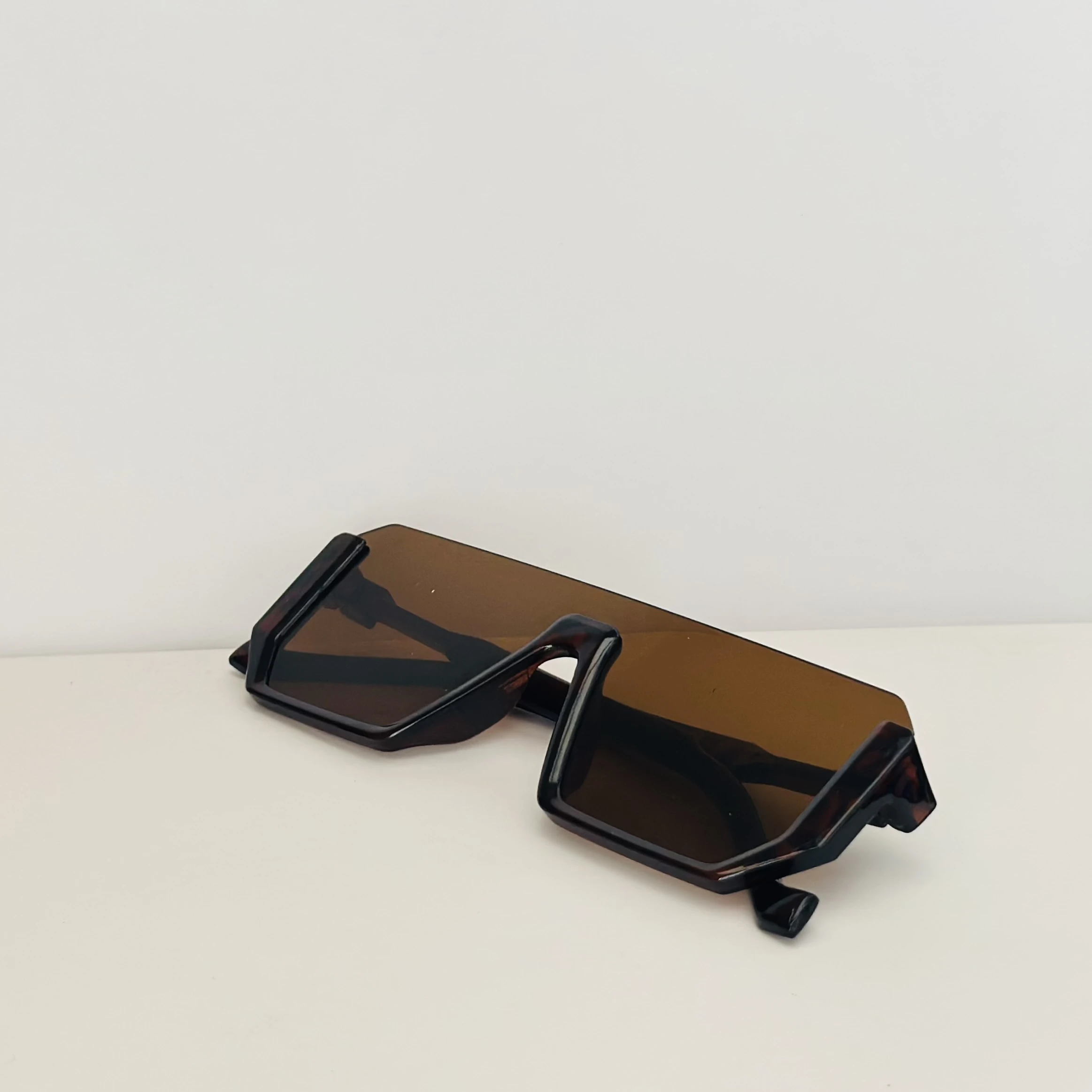 Brown oversized flat-top sunglasses.