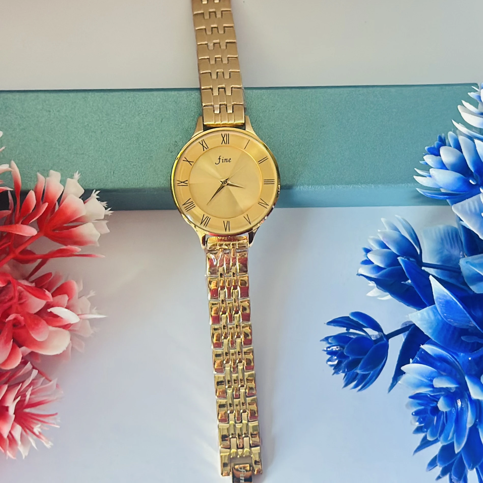 Gold toned women's analog quartz watch