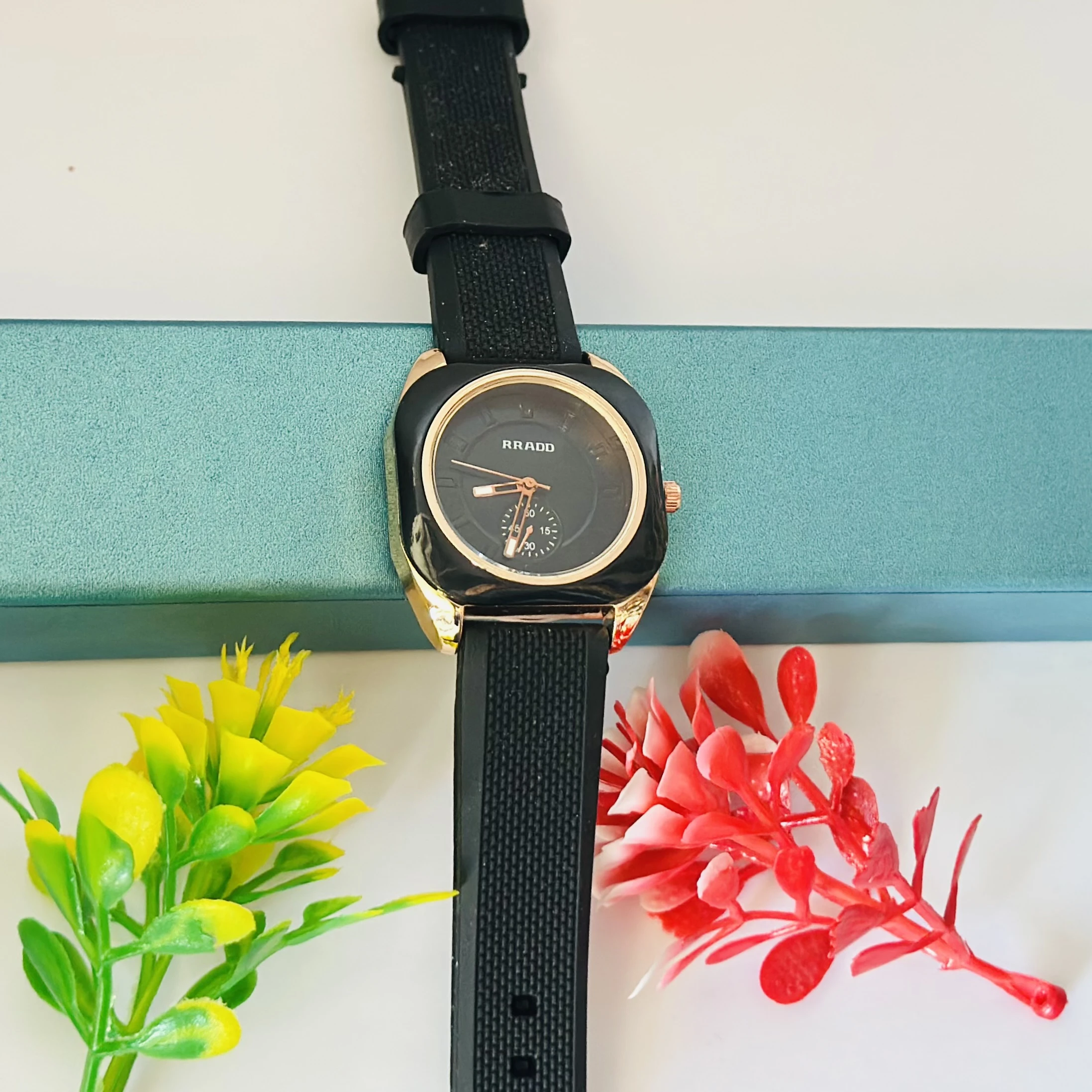 fashionable women's quartz watch