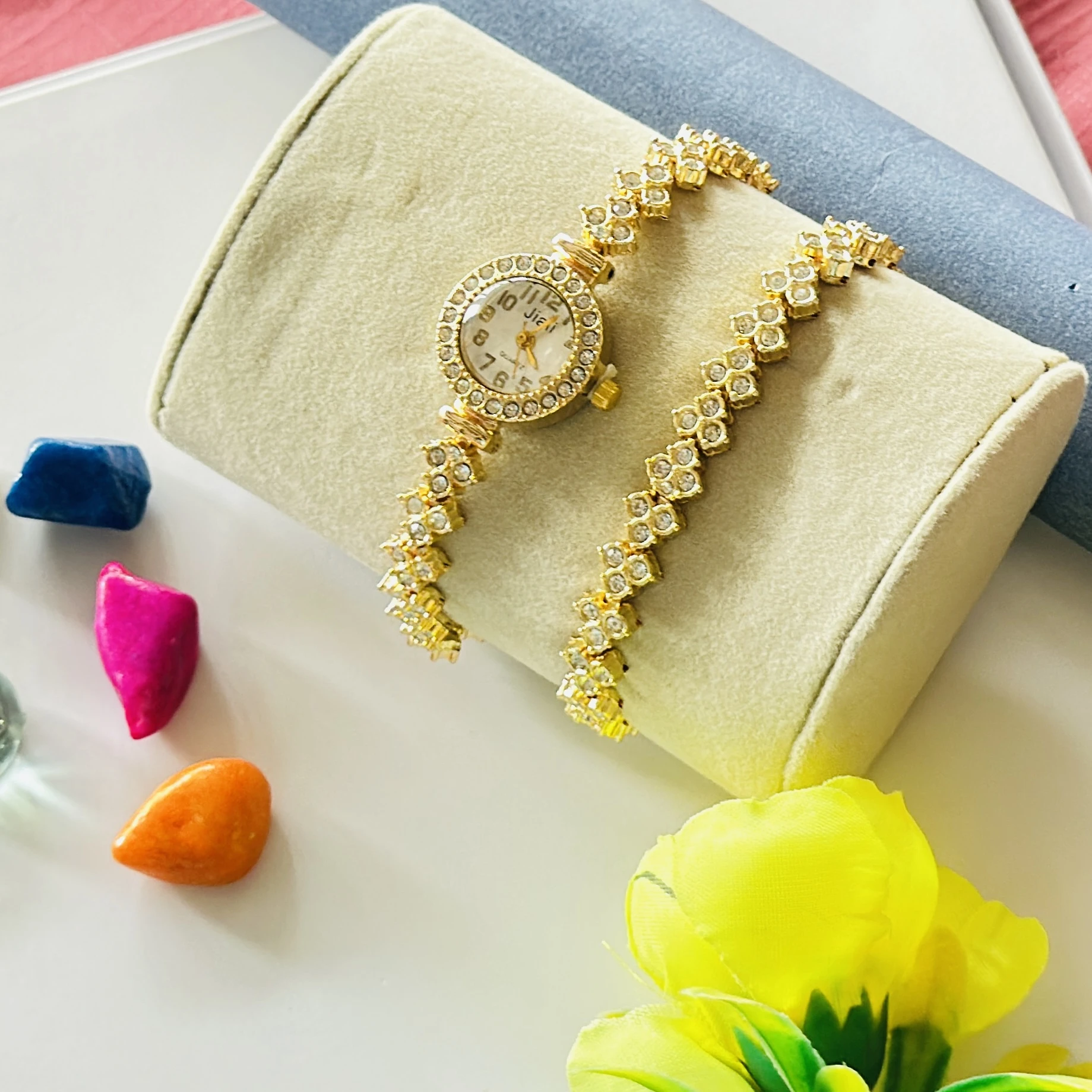 CdyBox Lady Elegant Diamond Bracelet Quartz Watch set in gold