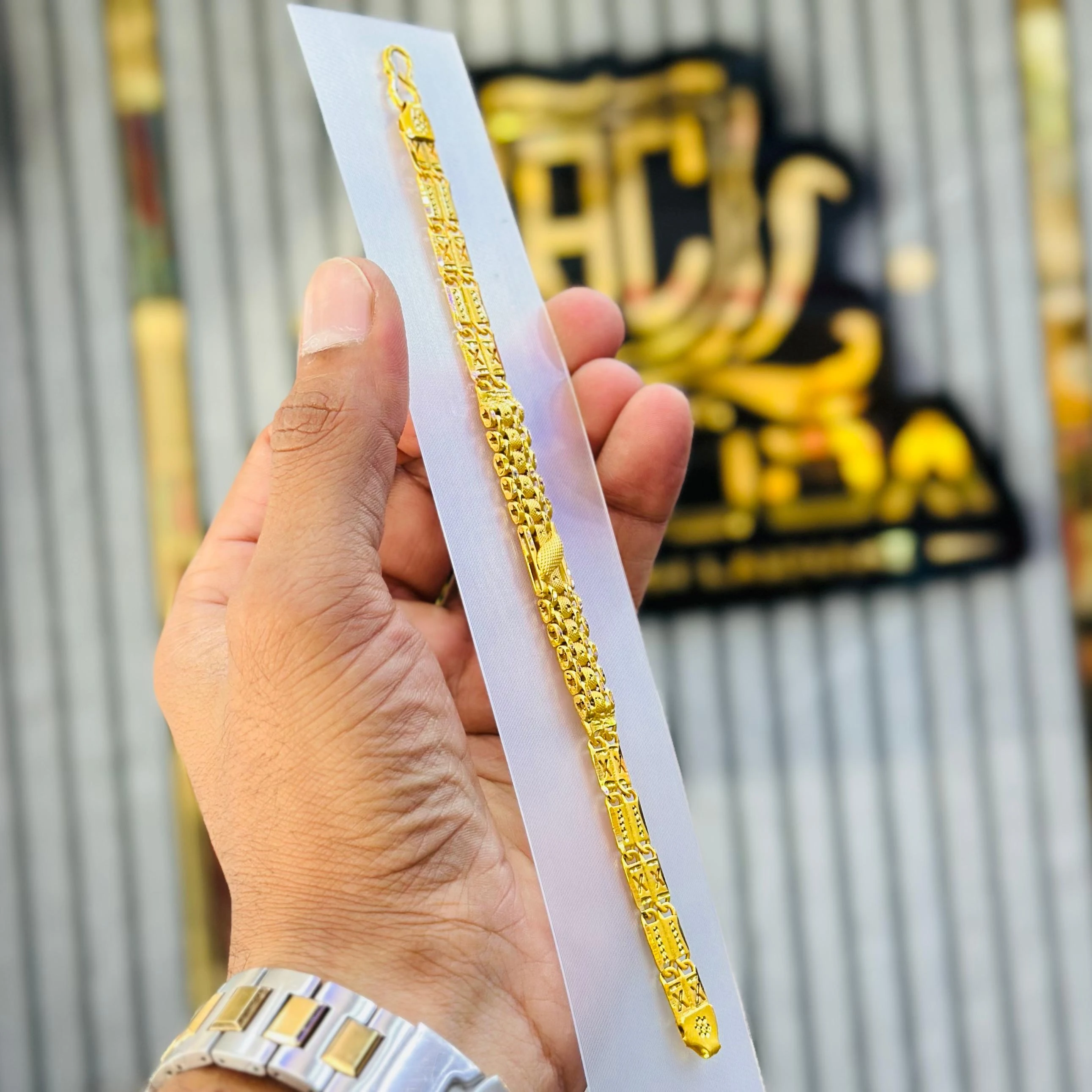Men’s gold-plated link bracelet.