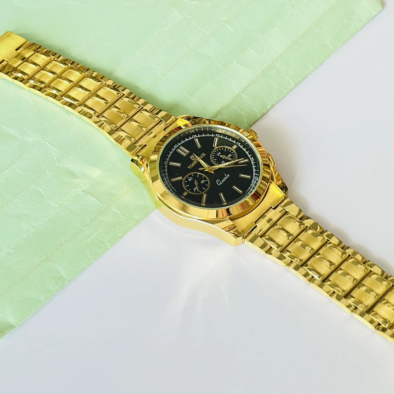 Gold coloured analogue watch for man’s