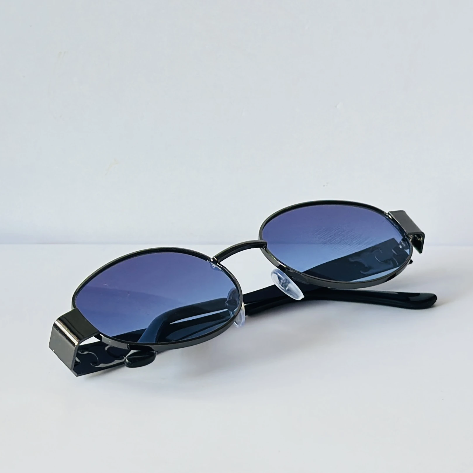 Black metal frame oval sunglasses resemble vintage