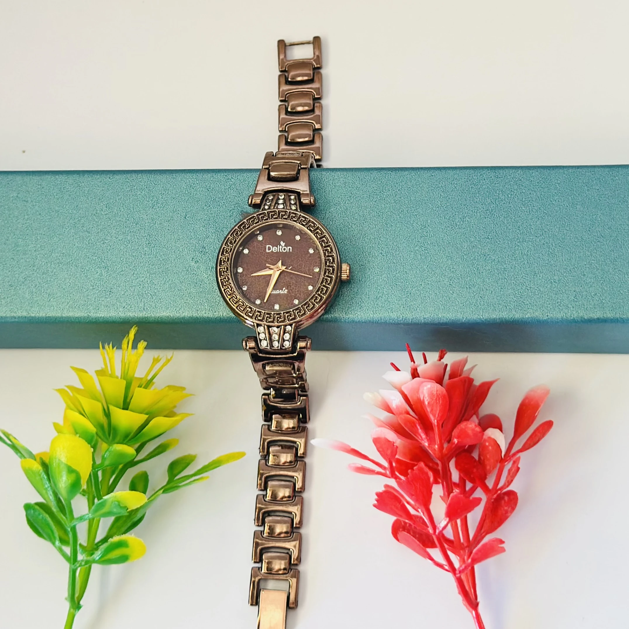 Quartz analog watch for women
