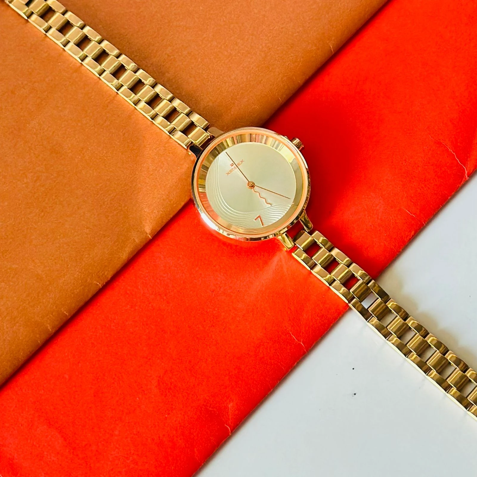 Felix women's analogue watch with a rose gold-toned metal strap