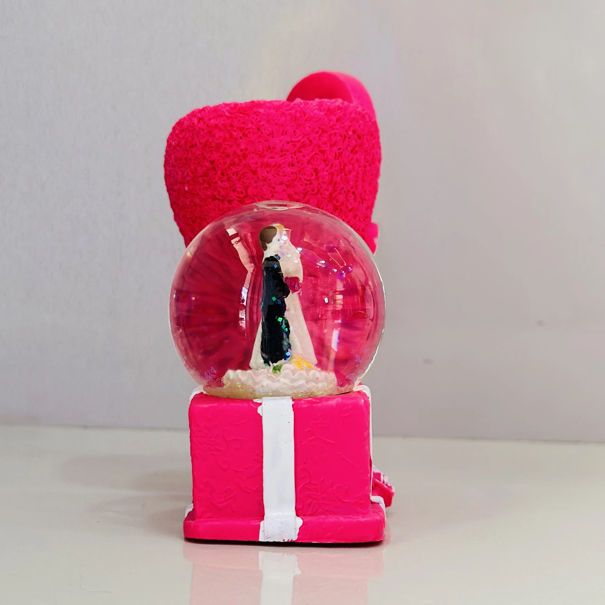 Pink "Love Couple" figurine showpiece.(SKU-Q8SR3Z))