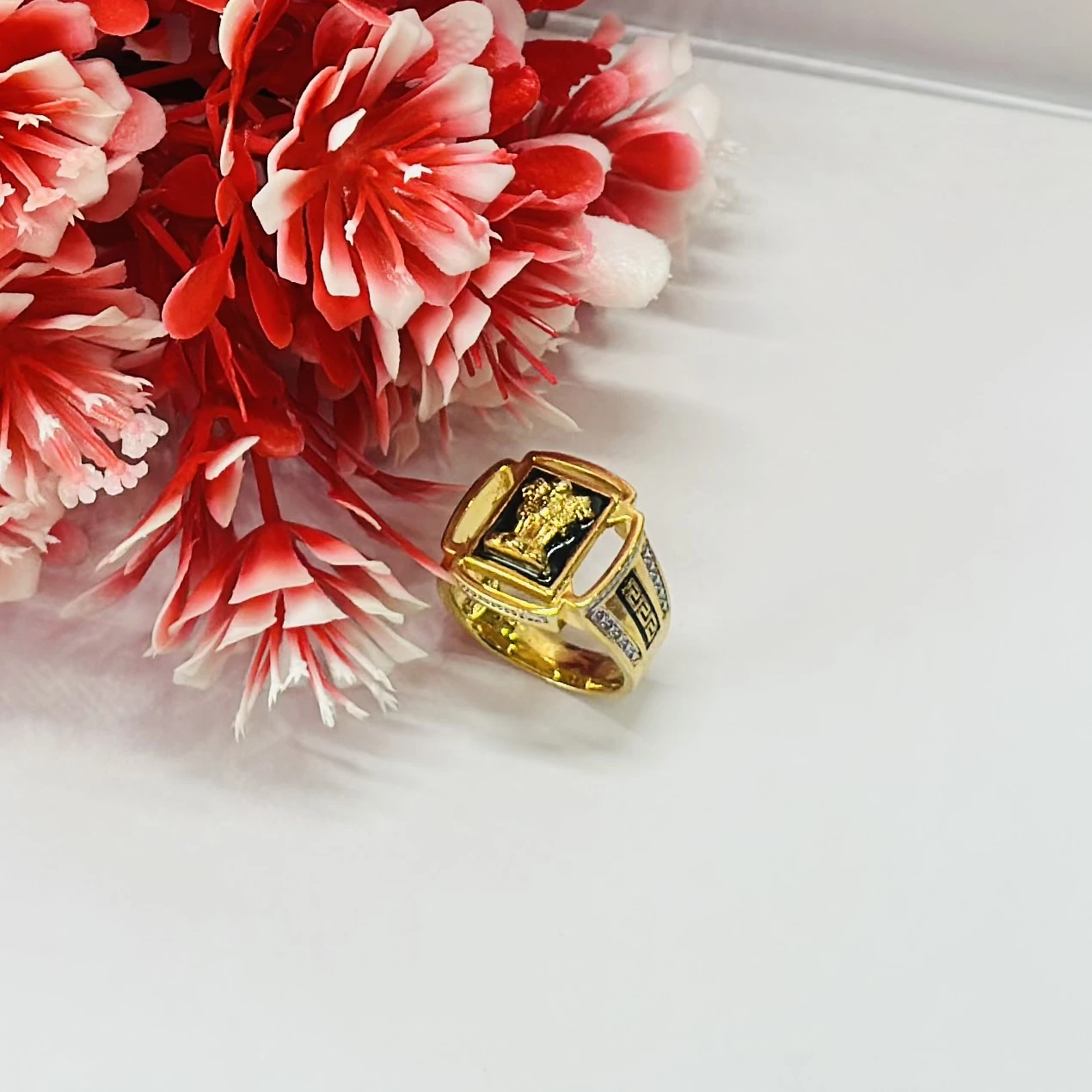 Men’s ring featuring the Ashok Stambh (Lion Capital of Ashoka) emblem.