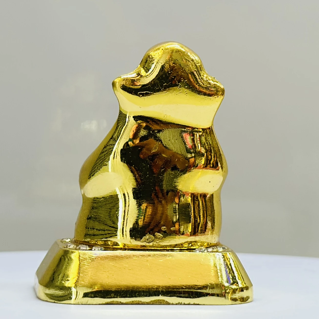 Gold -colored idol of the Hindu deity Ganesha,