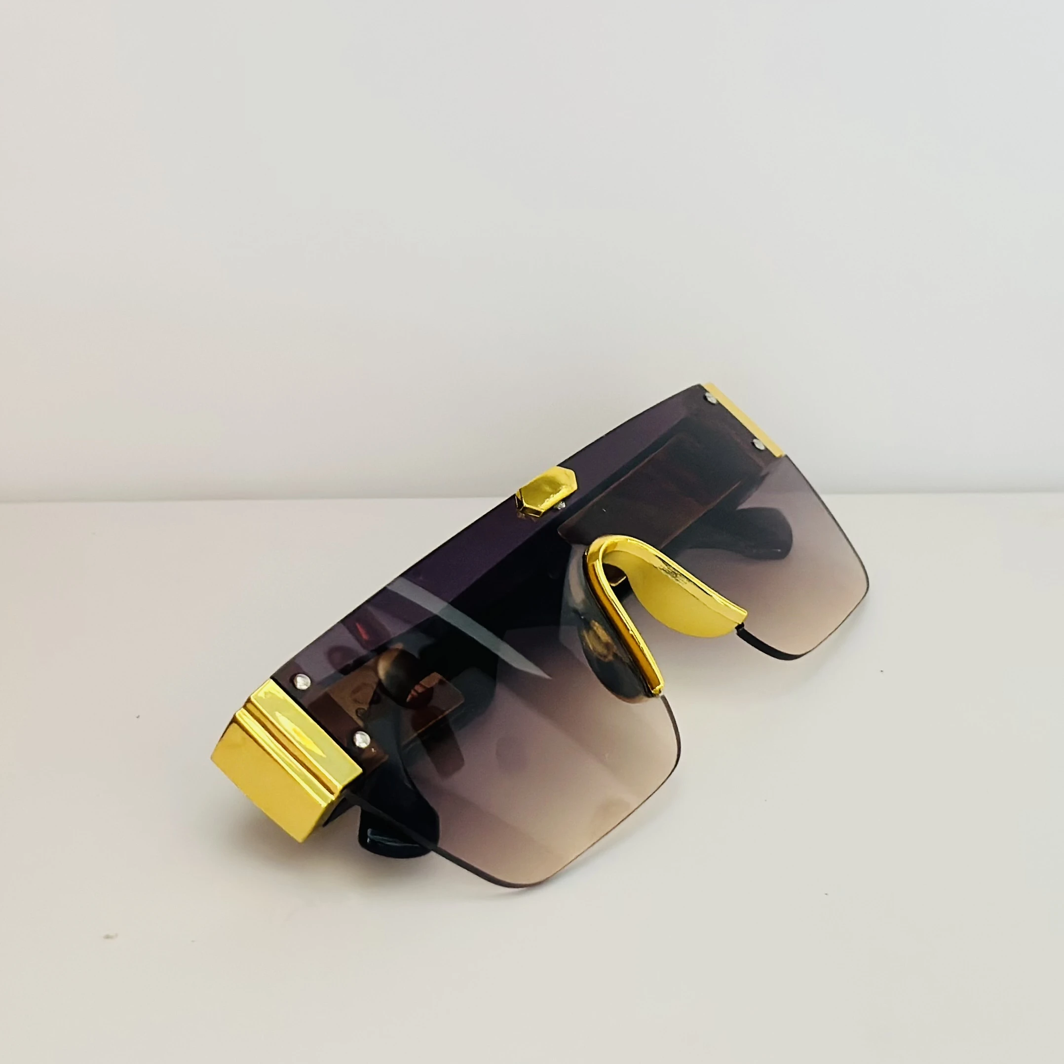 Stylist rimless square sunglasses
