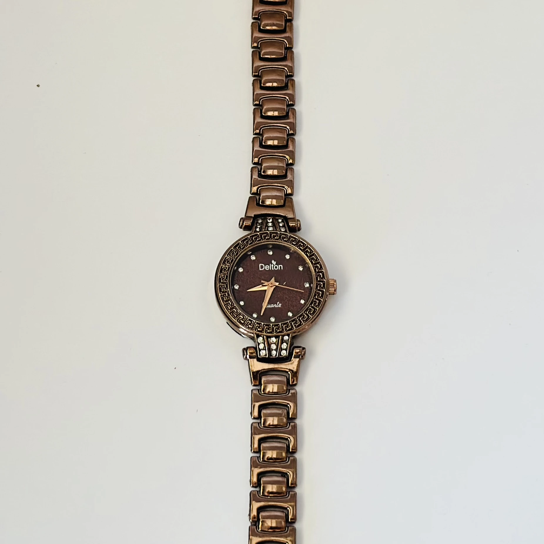 Quartz analog watch for women