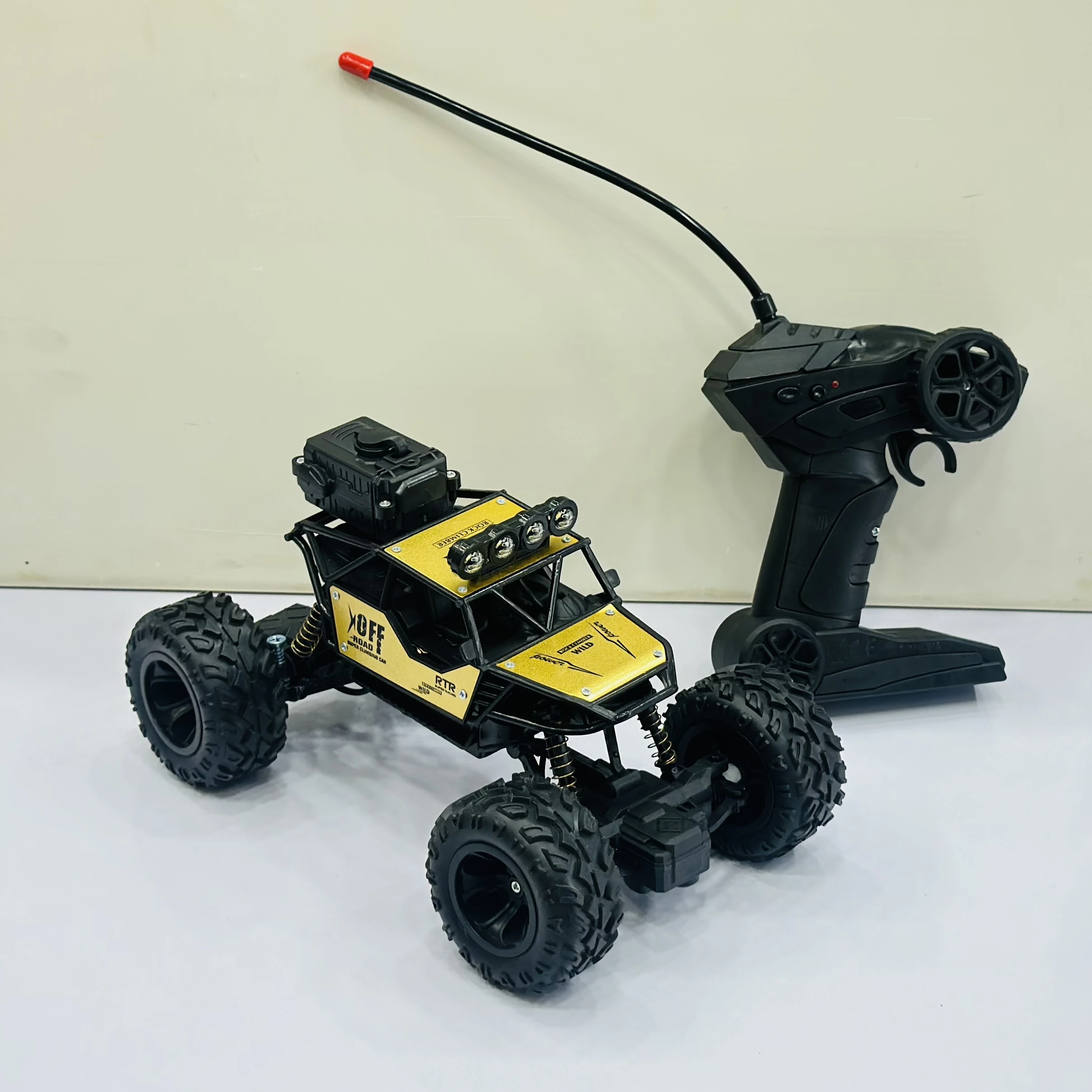 Toyboi 1:18 scale R/C die-cast metal rock crawler toy.