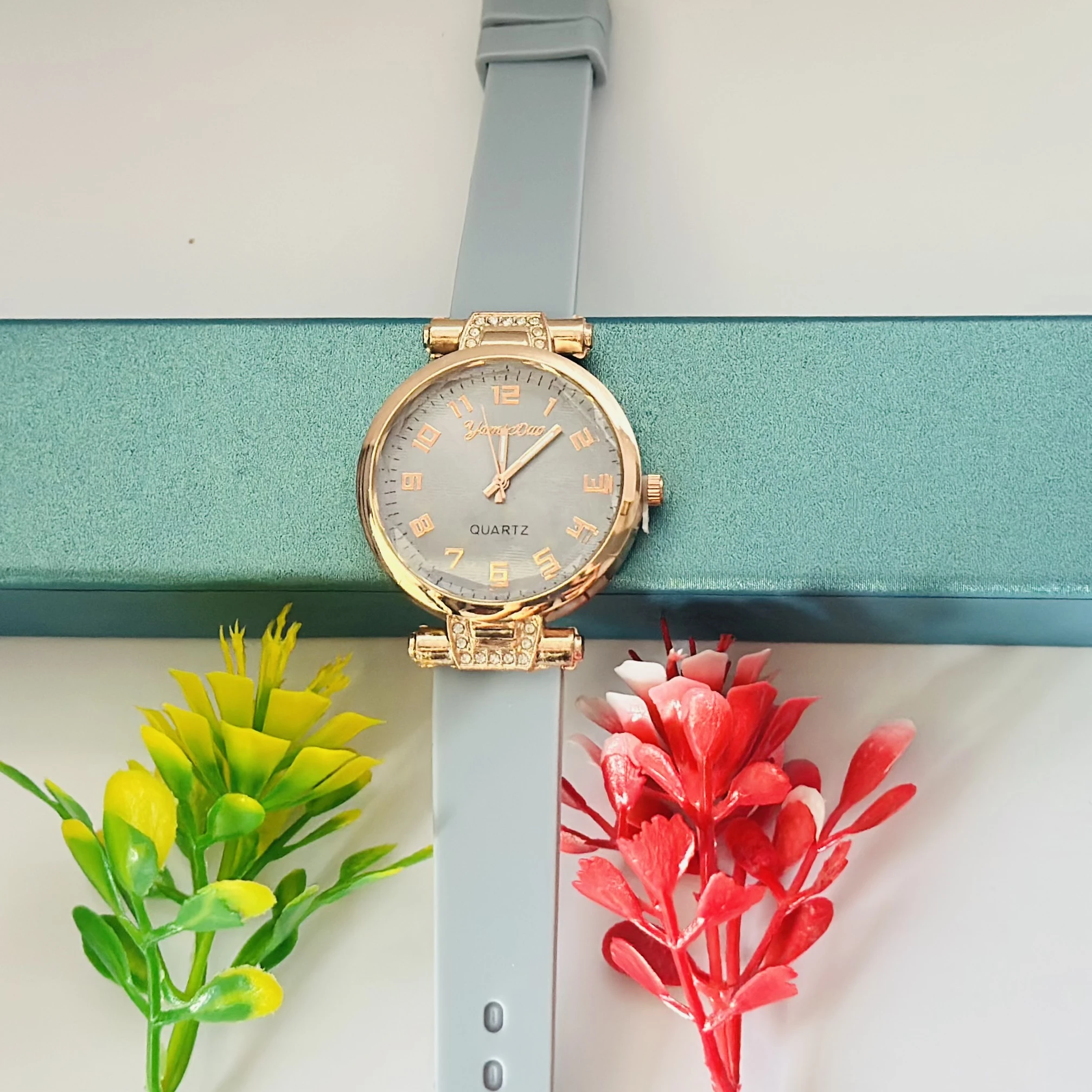 Quartz analog watch for women