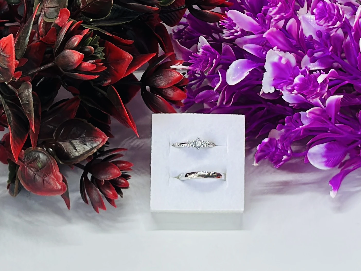 Set of rhodium-plated artificial couple rings