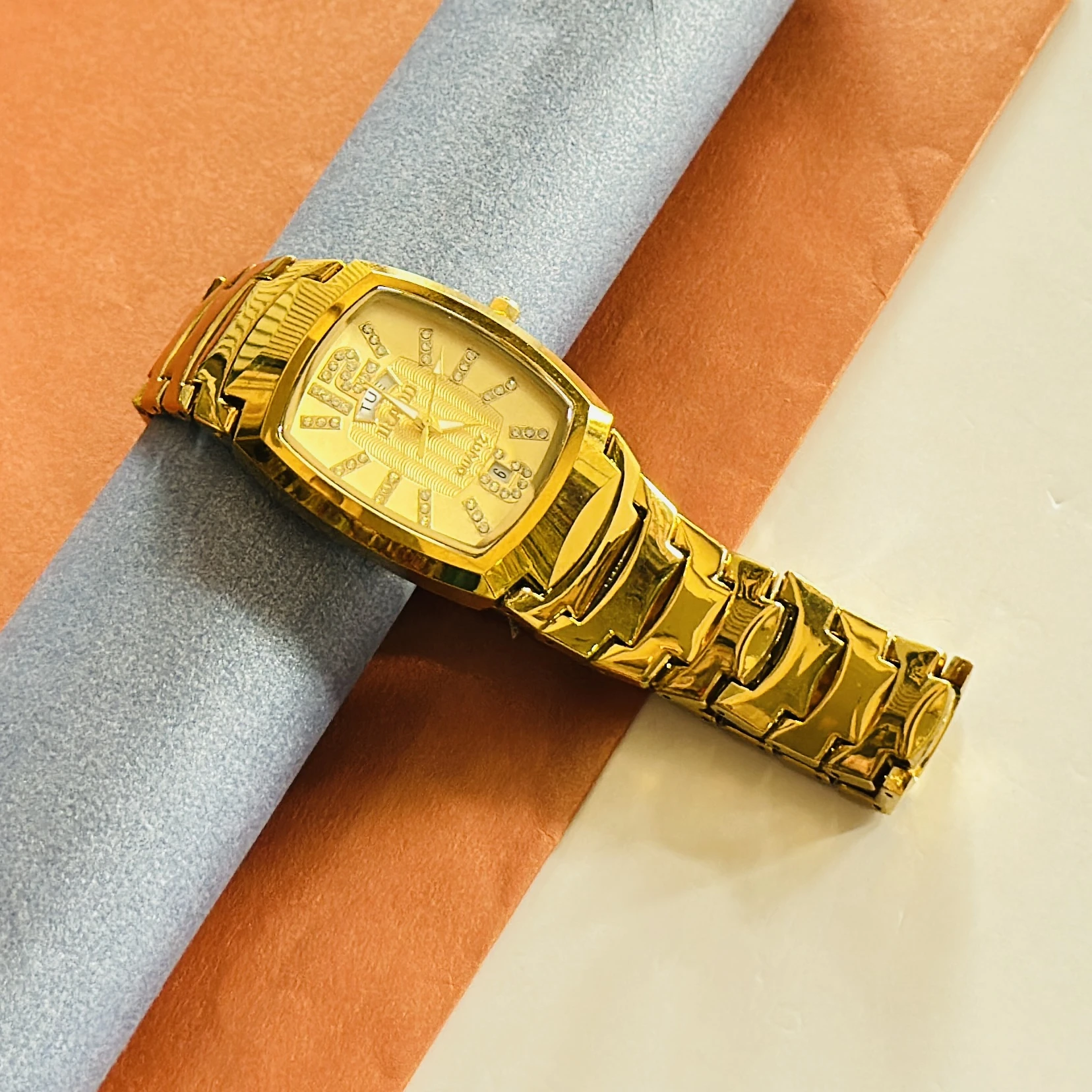 Gold toned men's quartz analog watch