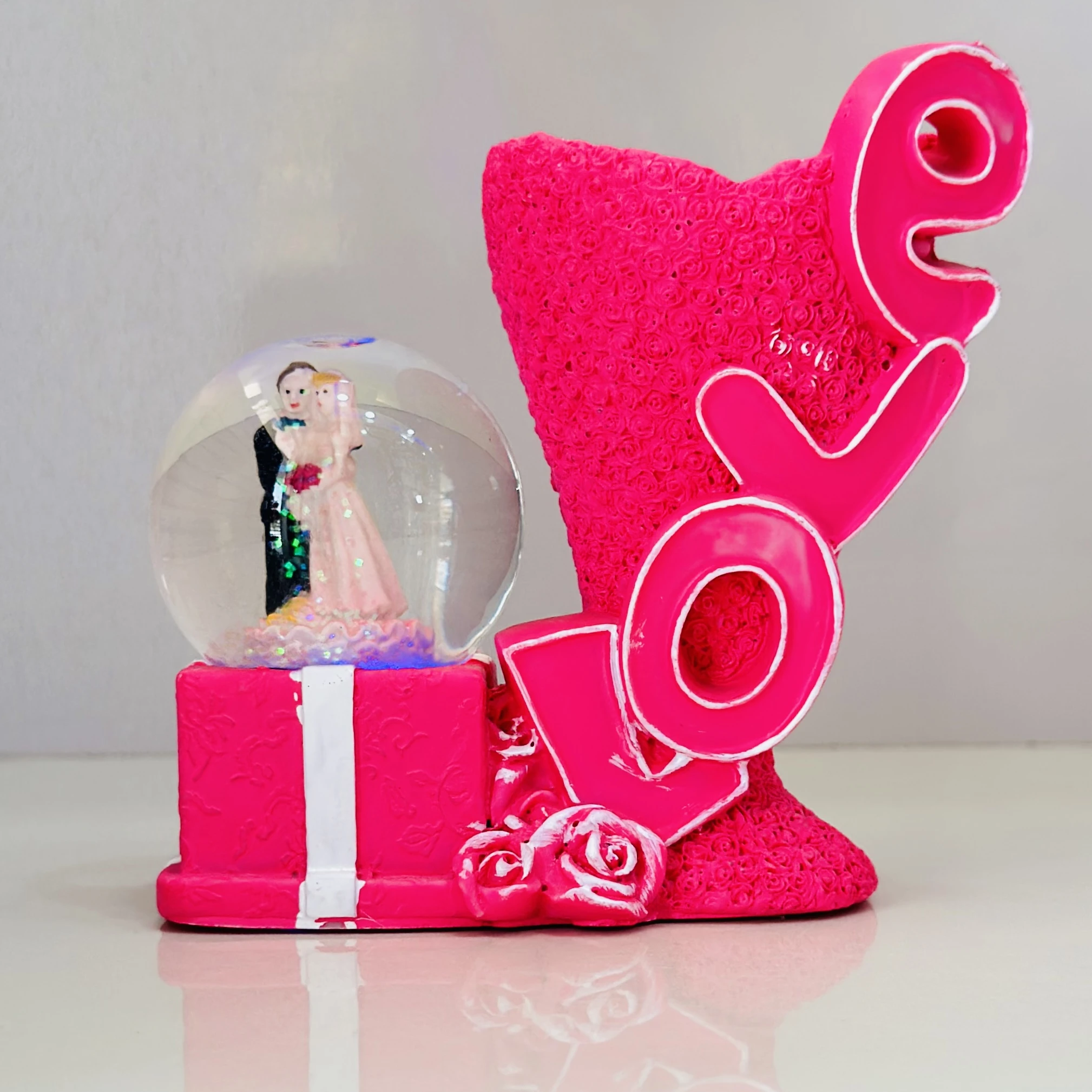 Pink "Love Couple" figurine showpiece.(SKU-Q8SR3Z))