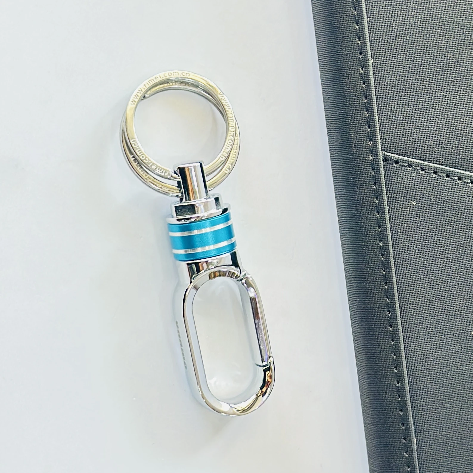 OMUDA stylish hook locking metal carabiner keychain.