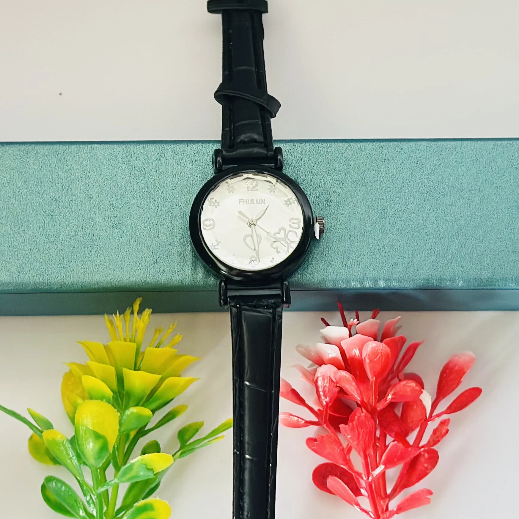 Quartz analog watch for women