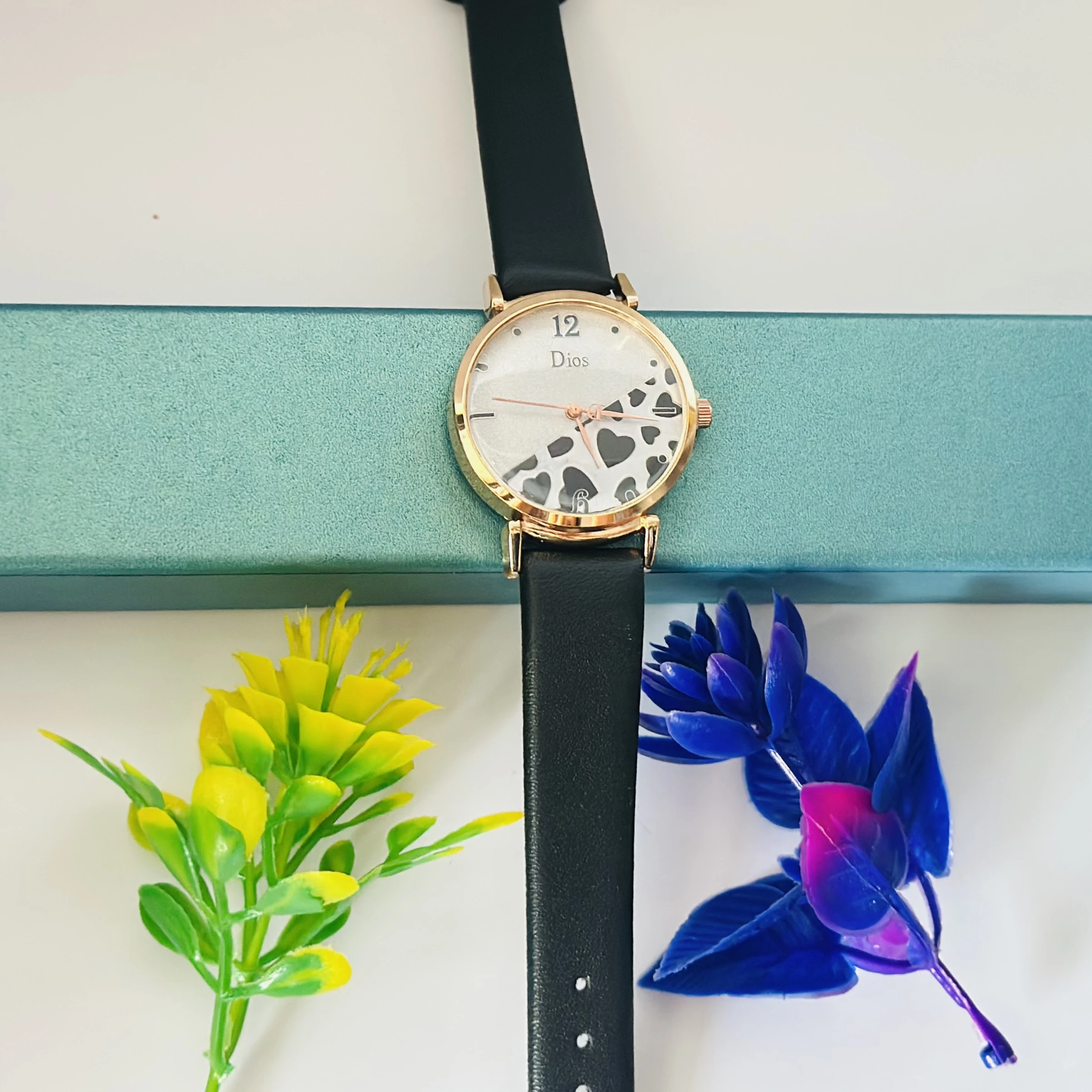 Quartz analog watch for women