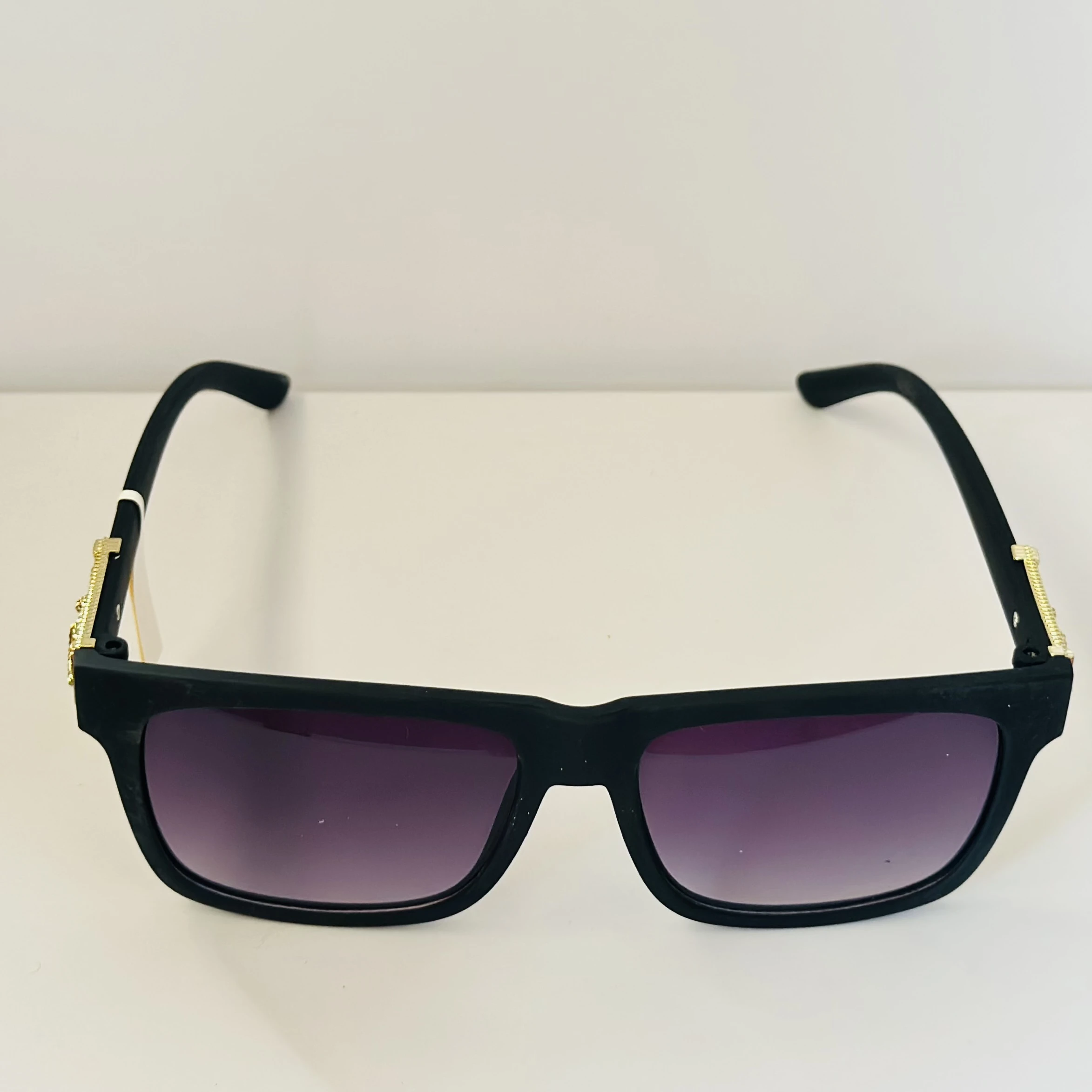 Retro horn-rimmed square sunglasses