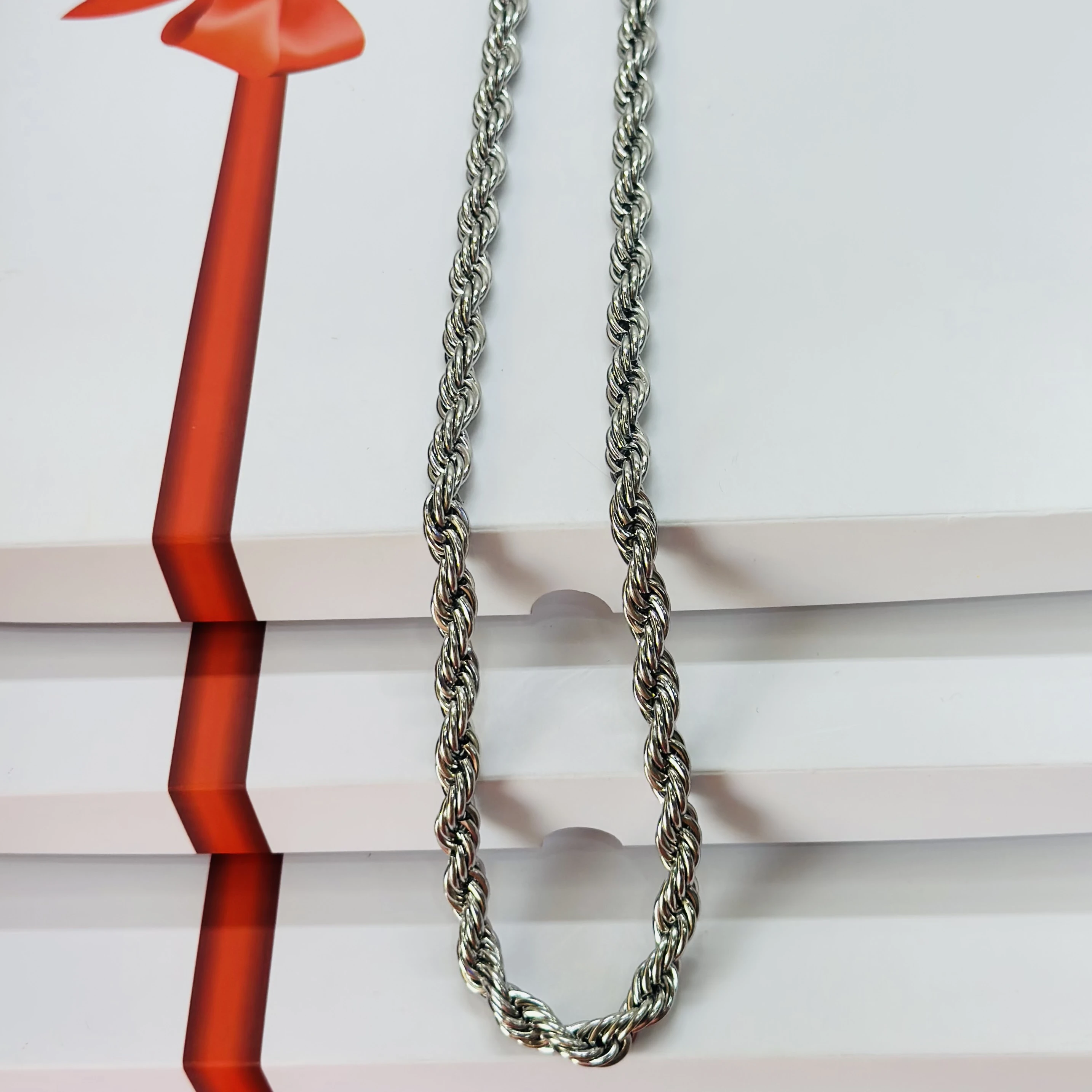 silver-colored rope chain