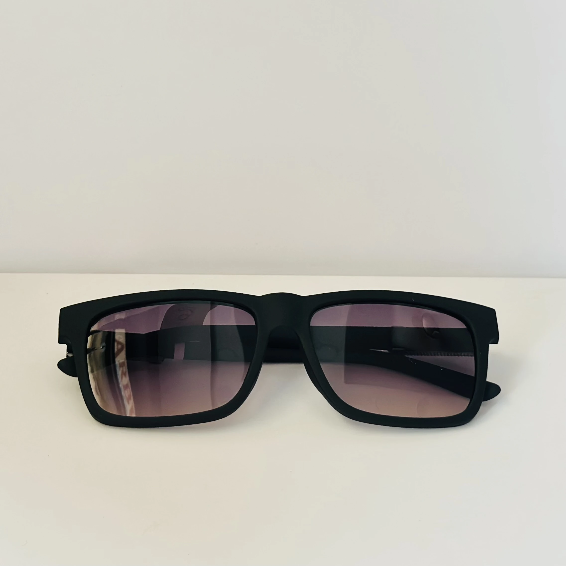 Retro horn-rimmed square sunglasses