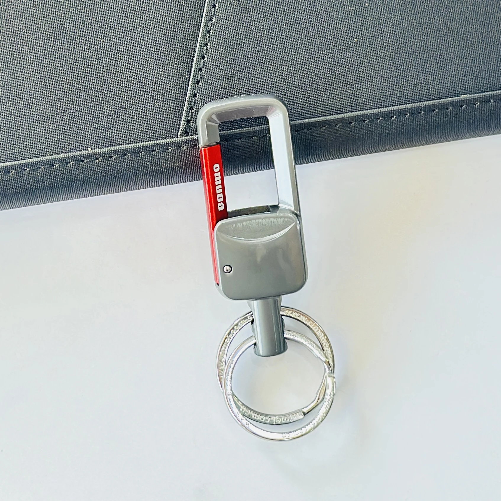 Omuda stylish hook locking metal carabiner double ring keychain