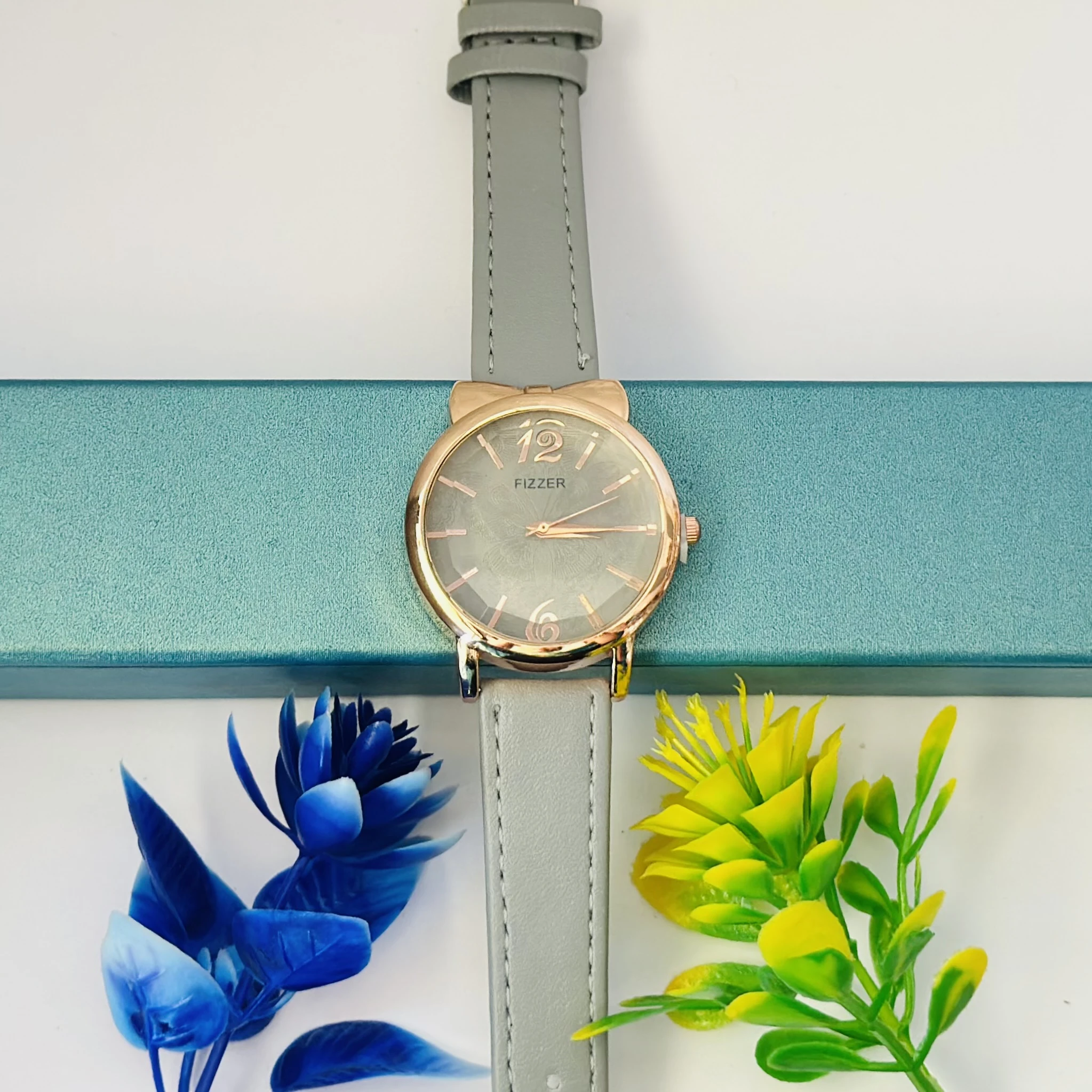 Analog quartz watch for women