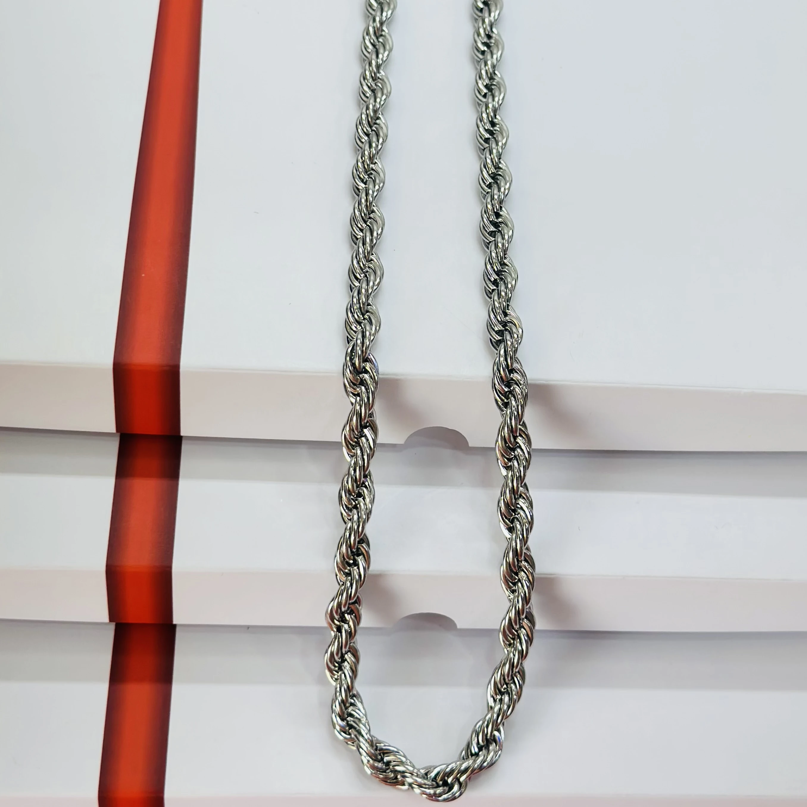 silver-colored rope chain