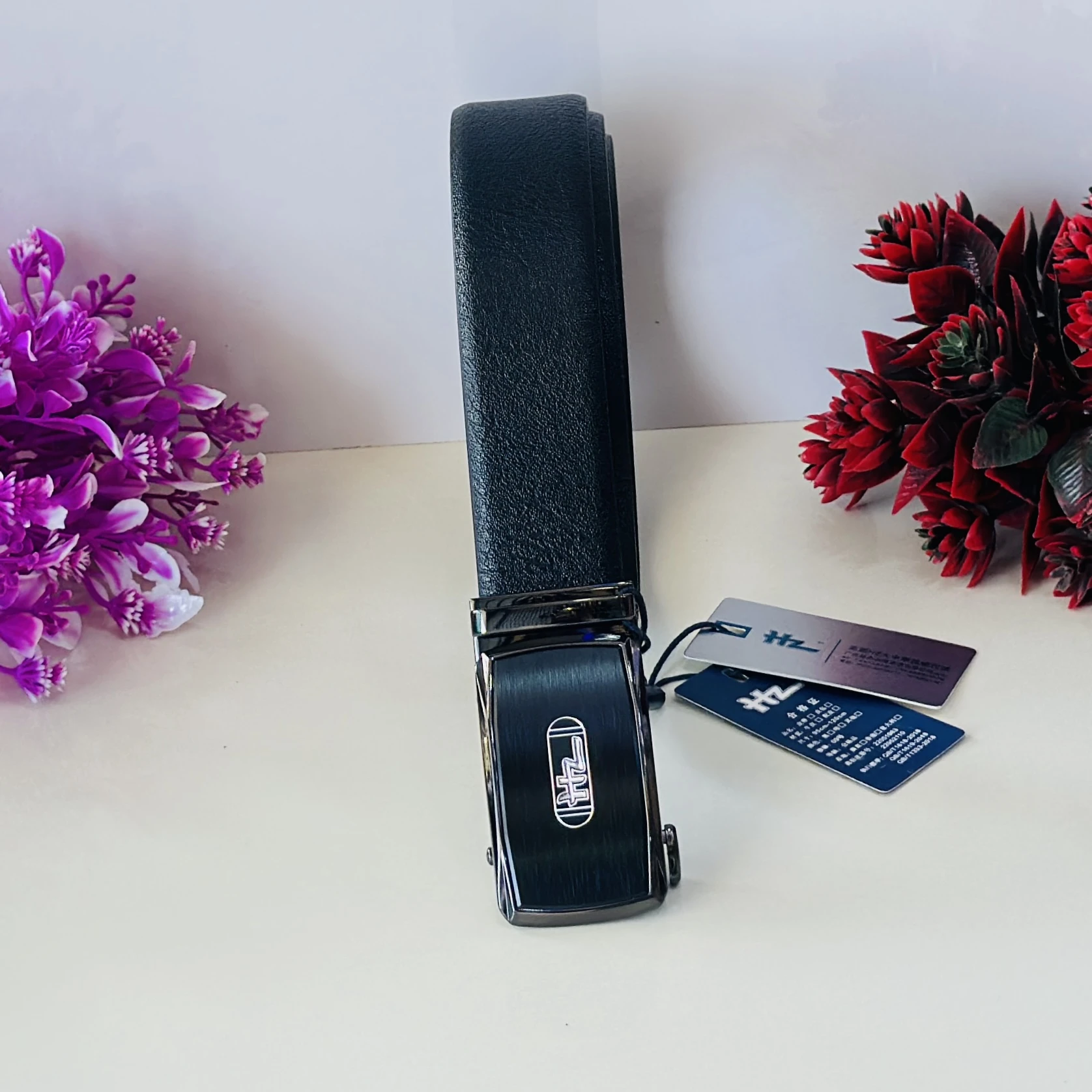 Men’s black leather auto-lock buckle belt.