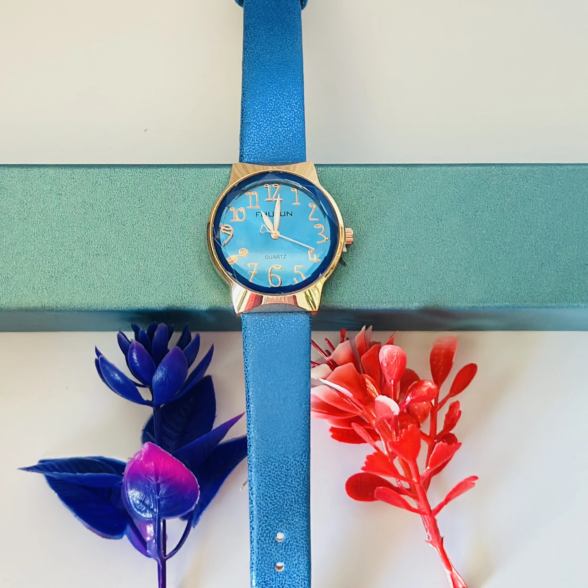 Analog quartz watch for women