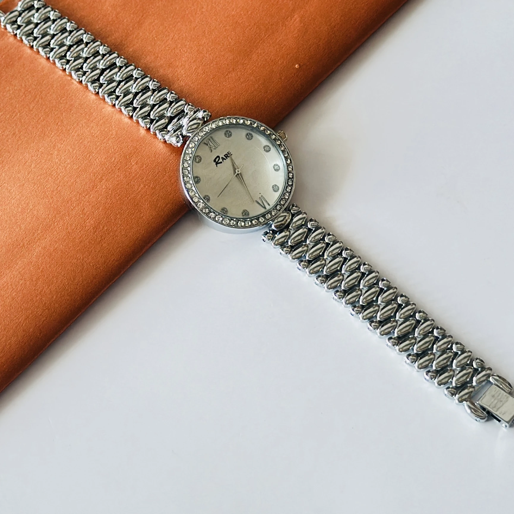 Gedi women's analog wristwatch
