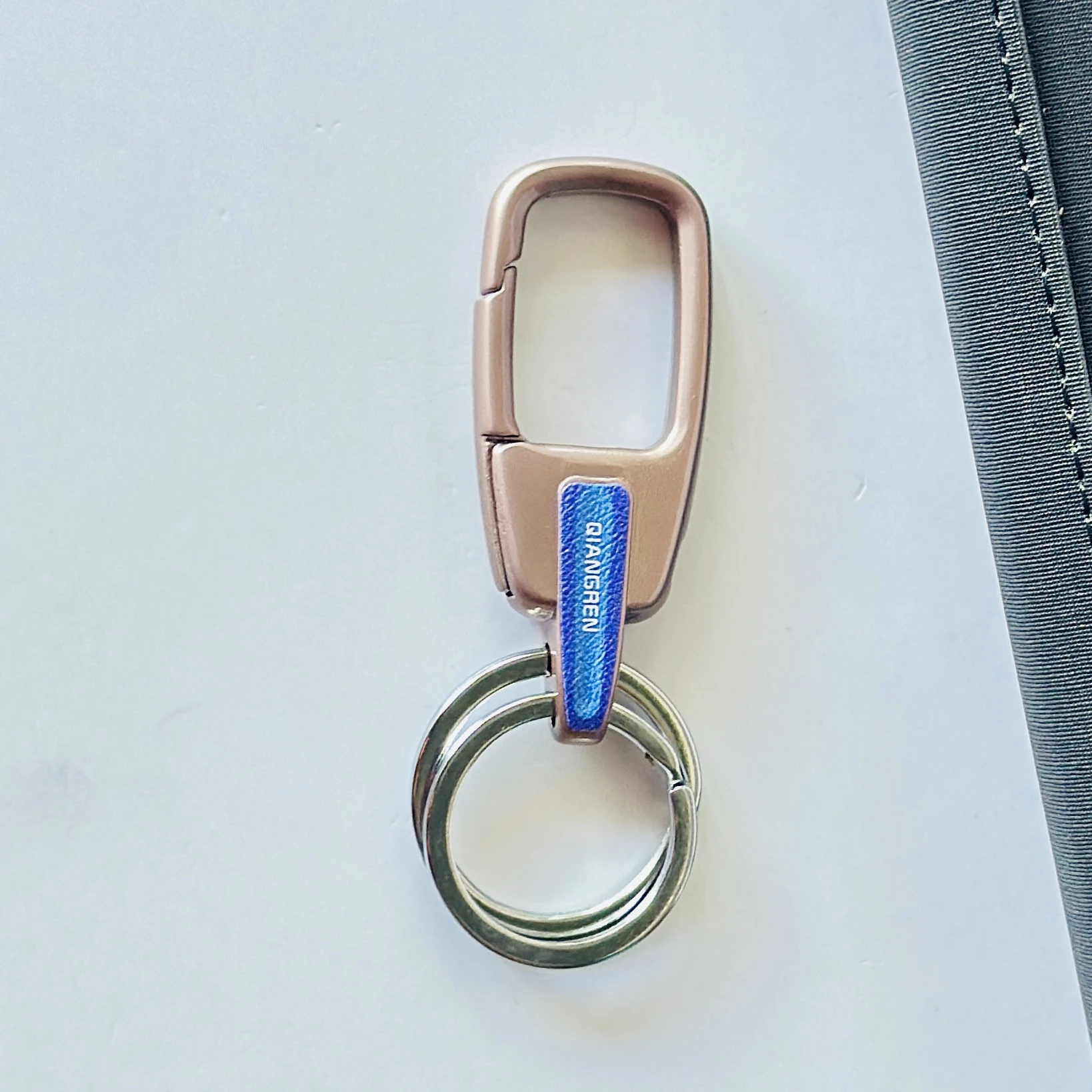 Omuda stylish carabiner keychain