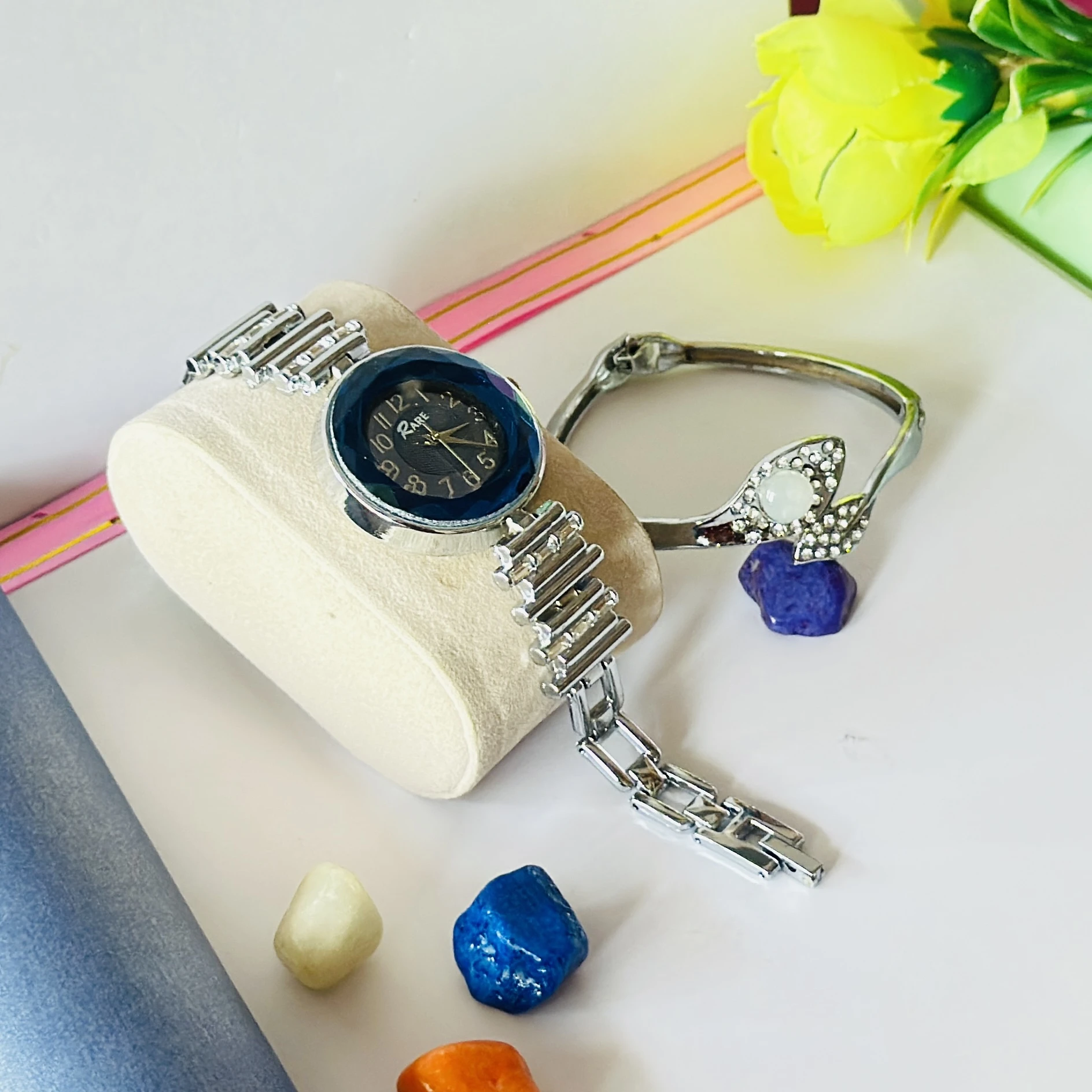 Analogue watch and Breslets set
