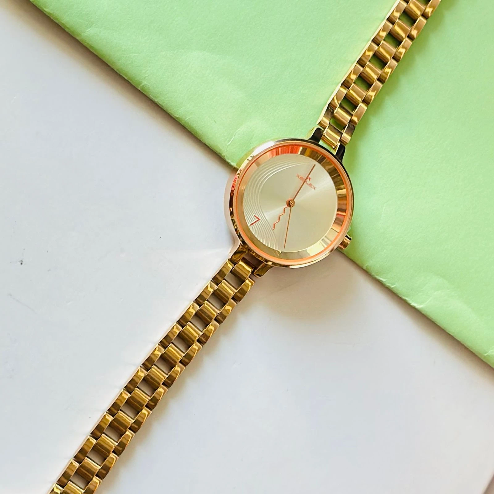 Felix women's analogue watch with a rose gold-toned metal strap