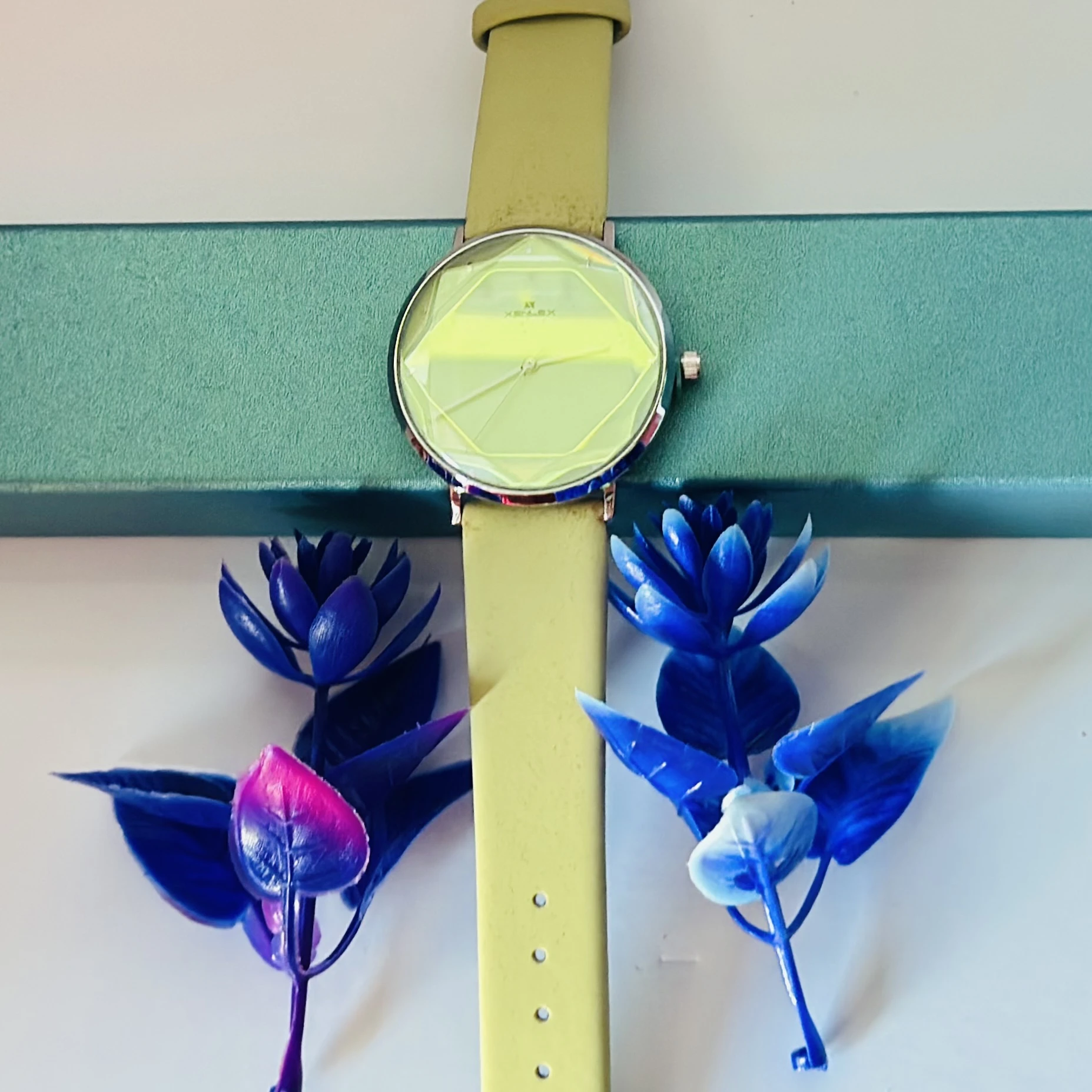 Analog quartz watch for women