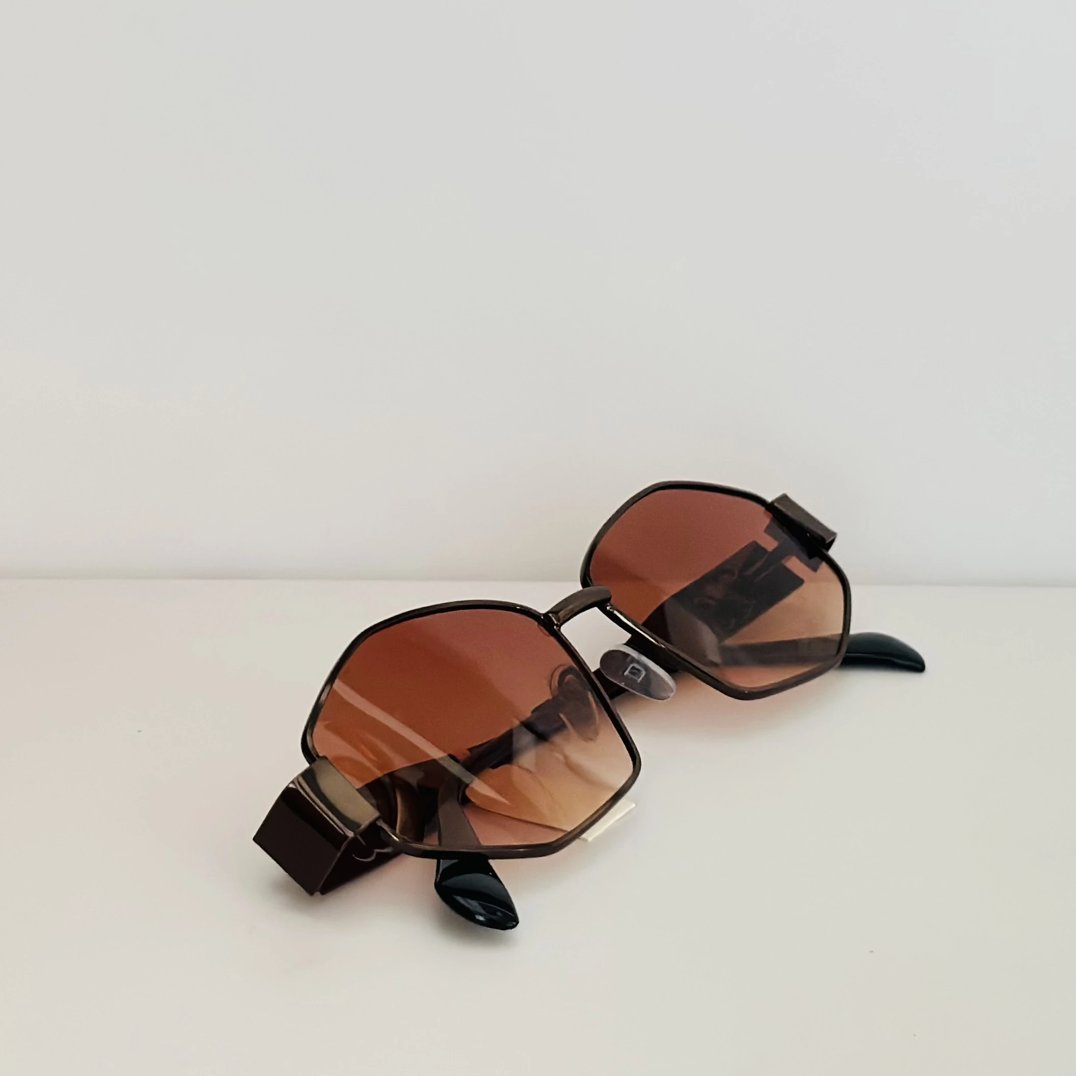 Geometric frame sunglasses.