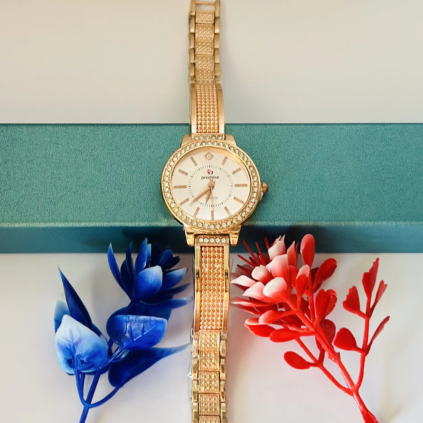 Gold -tone women's analog watch