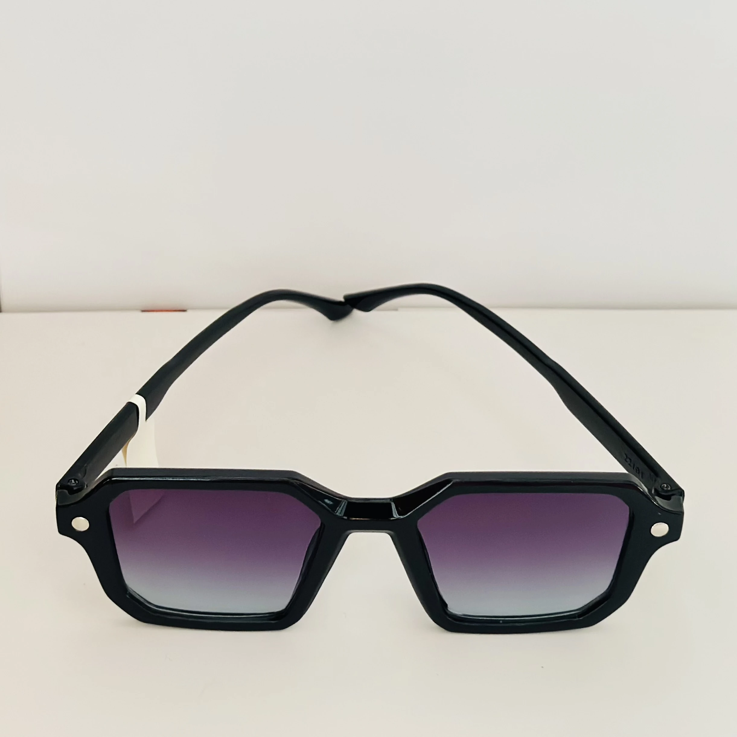 Square shaped, black, unisex sunglasses with UV-protected lenses