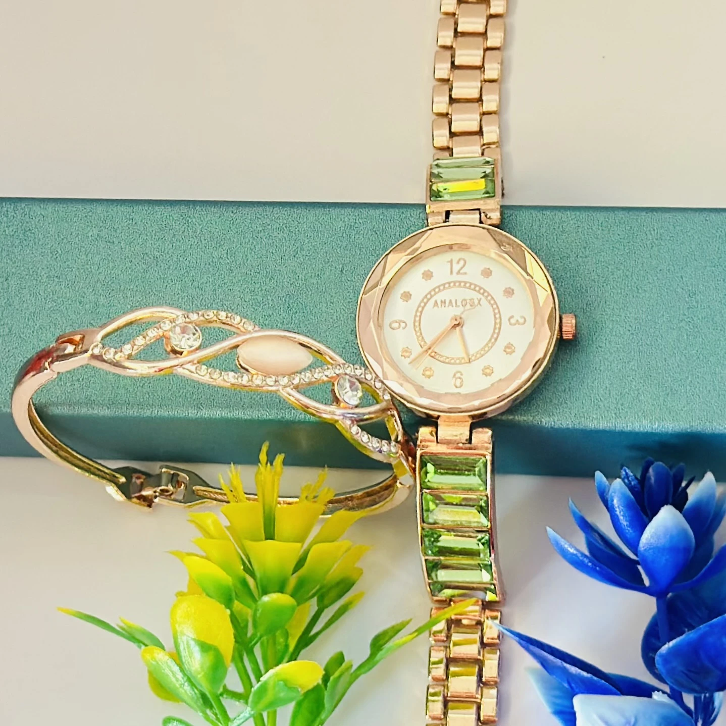 Analog watch with a bracelet set
