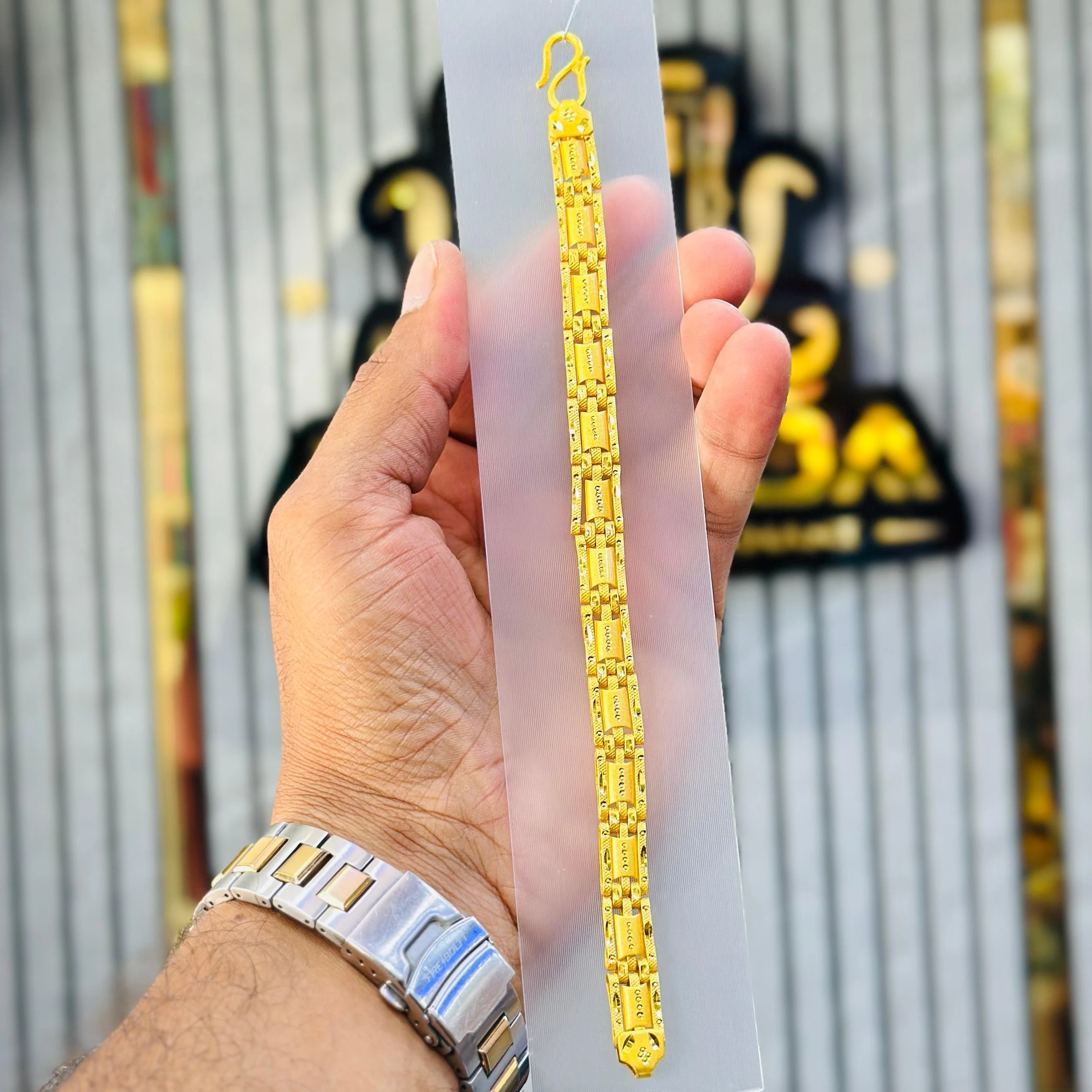 Men’s gold-plated link bracelet.