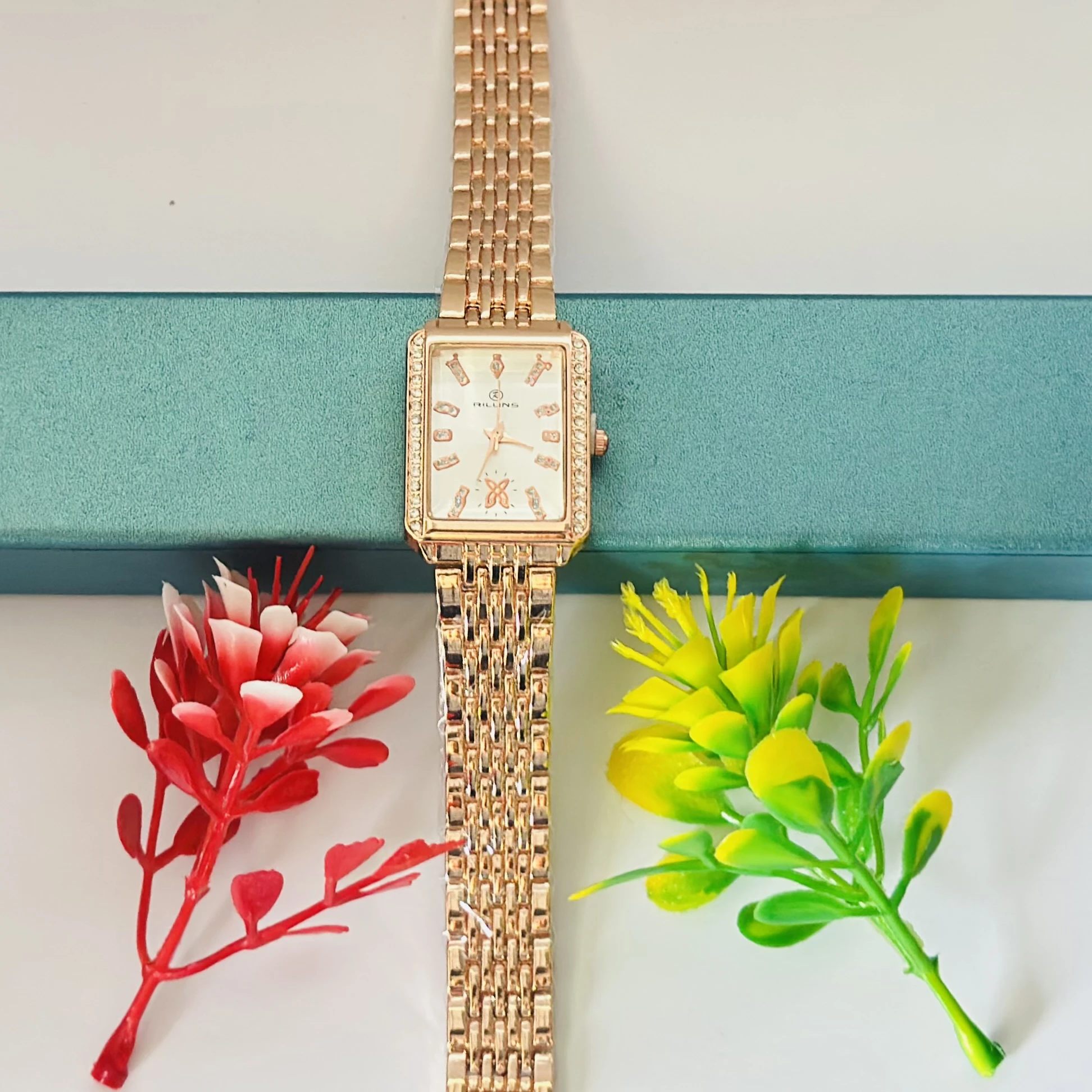 Rose gold analog watch for women’s