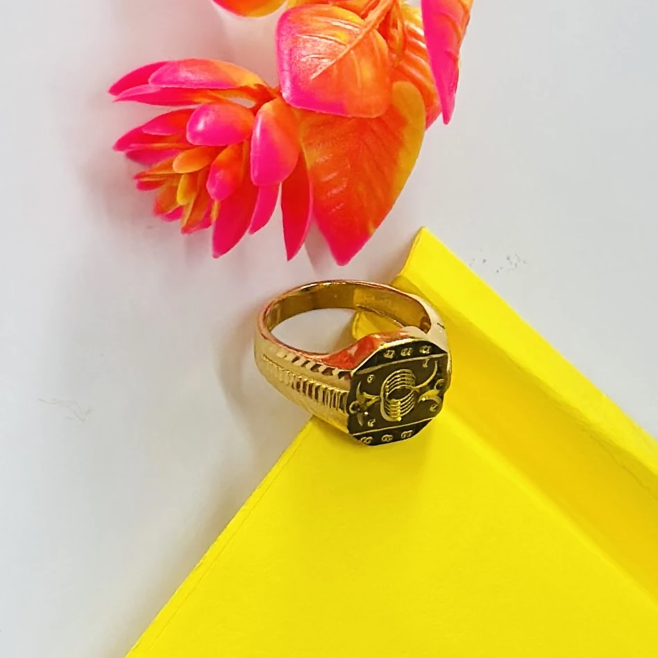 22kt yellow gold men's ring with a matte finish and machine-cut designs.