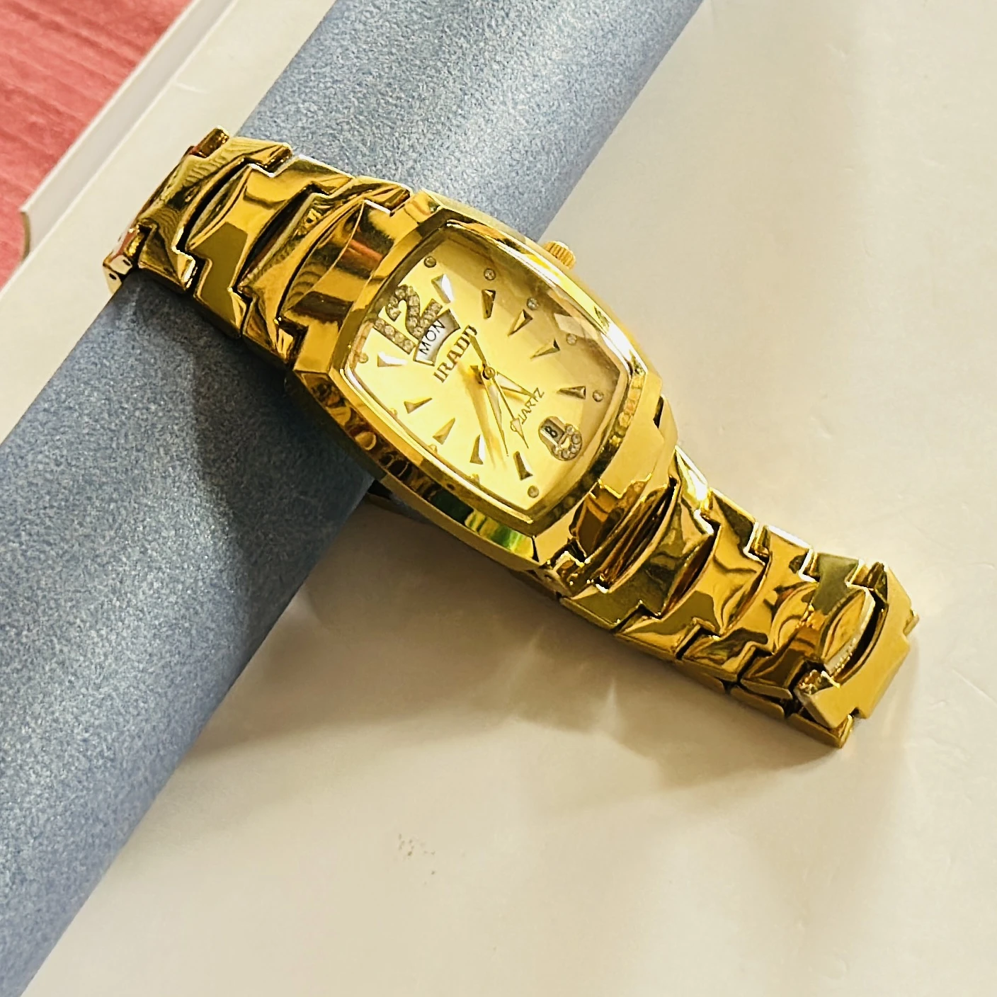 Golden -toned timepiece appears