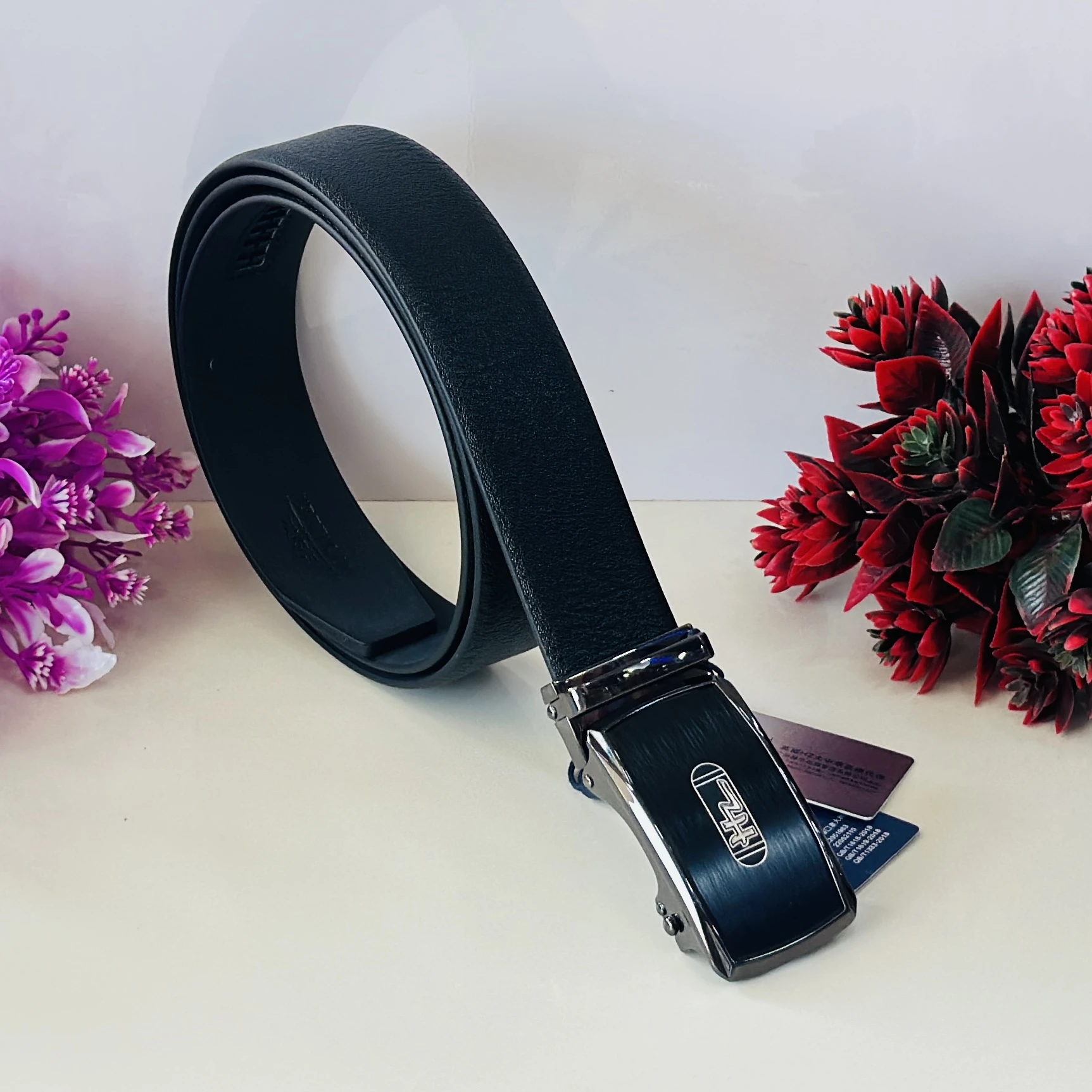 Men’s black leather auto-lock buckle belt.