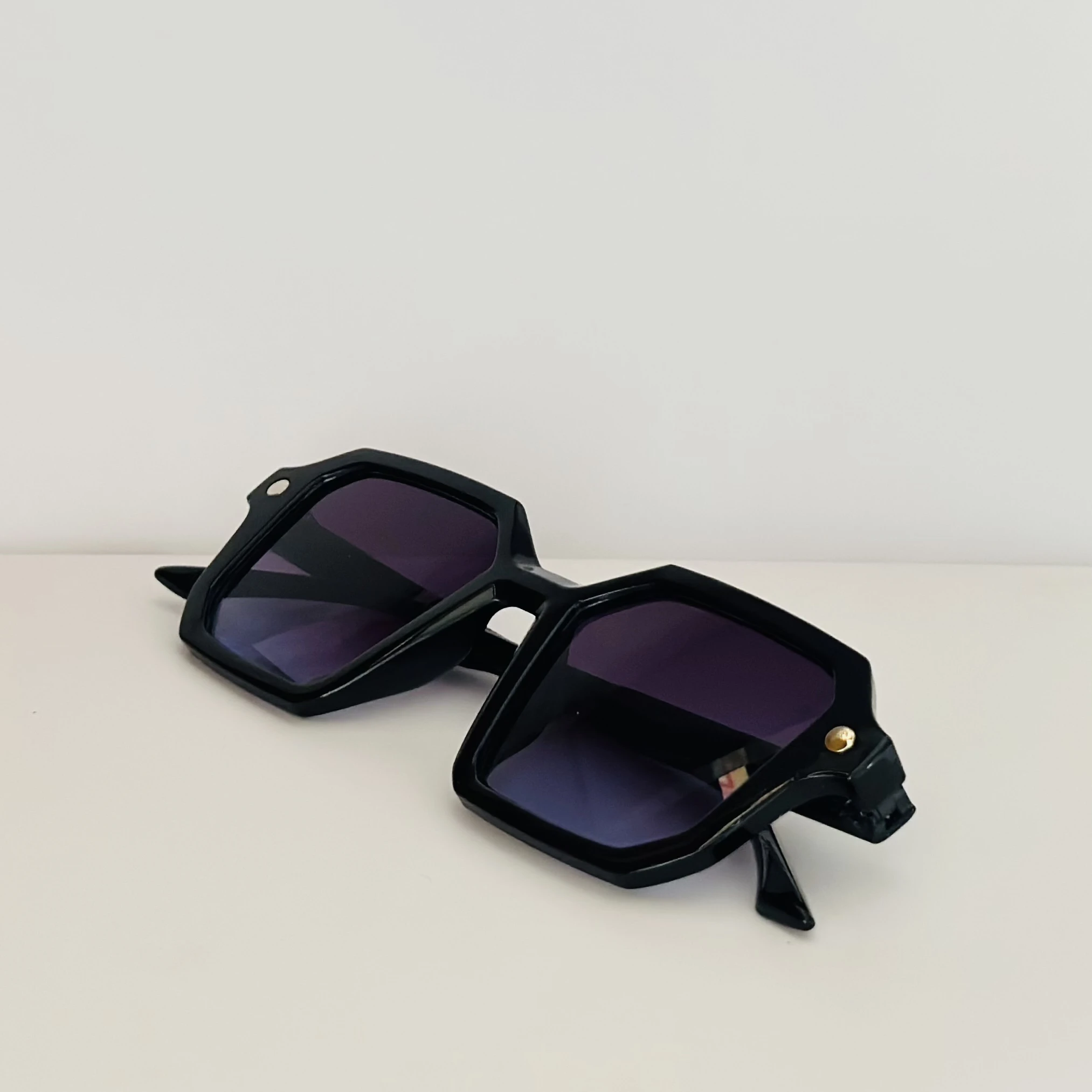 Square shaped, black, unisex sunglasses with UV-protected lenses