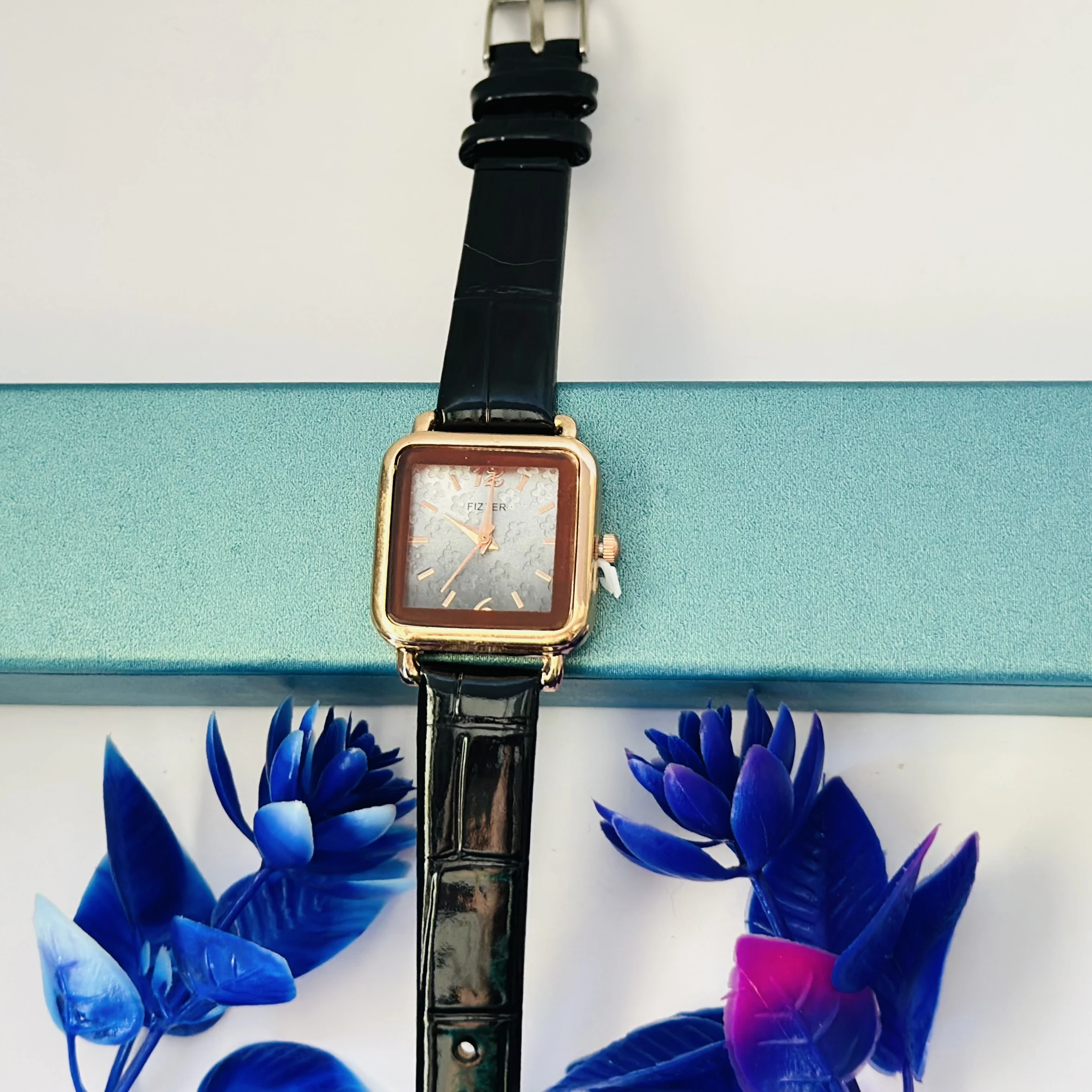 Analog quartz watch for women